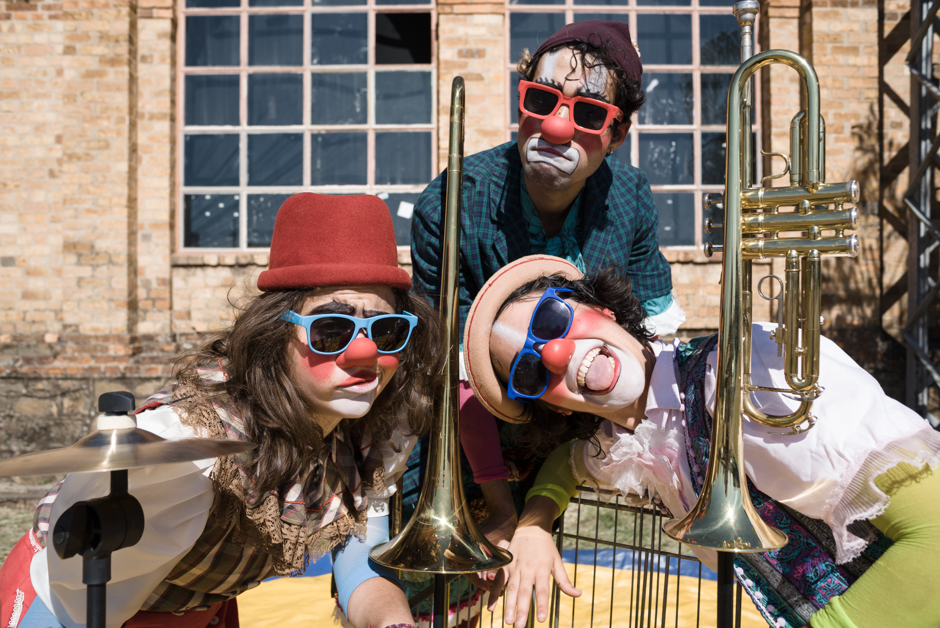 O grupo transforma a rua em picadeiro