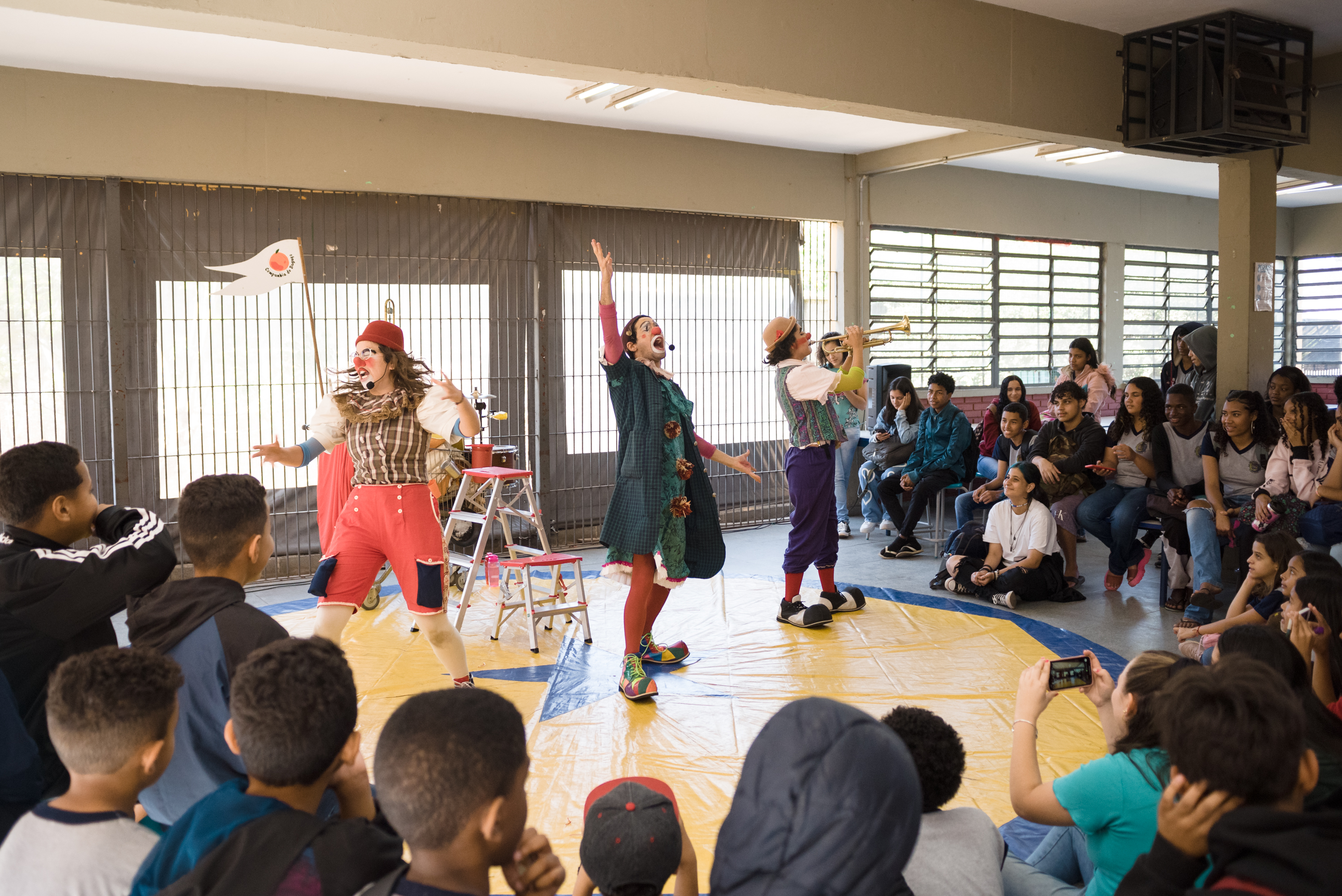 O espetáculo estabelece contato direto com o espectador e com o espaço público