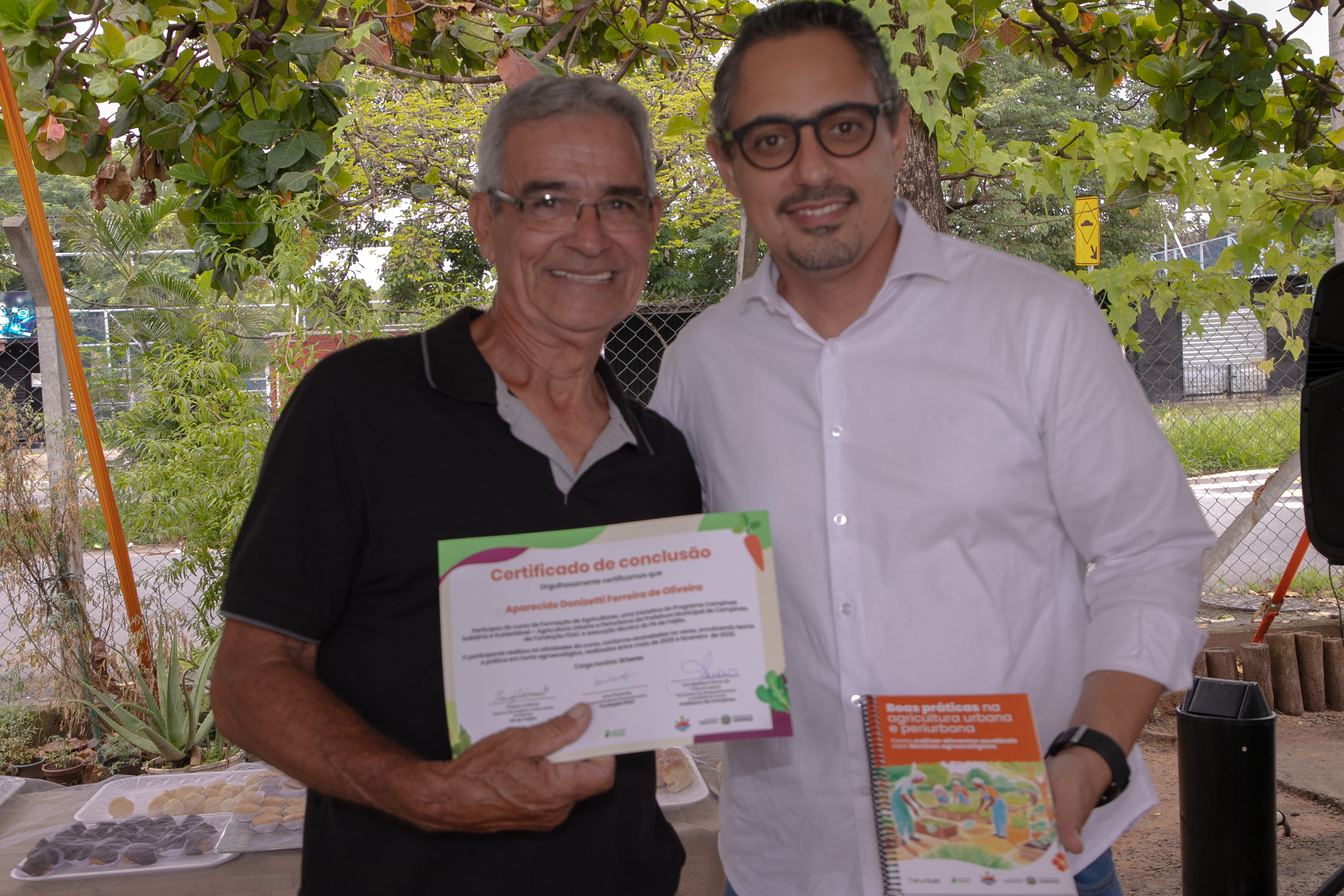 Aparecido de Oliveira, da horta do Jardim Florence, recebeu o certificado de Rafael Moya, representante da FEAC