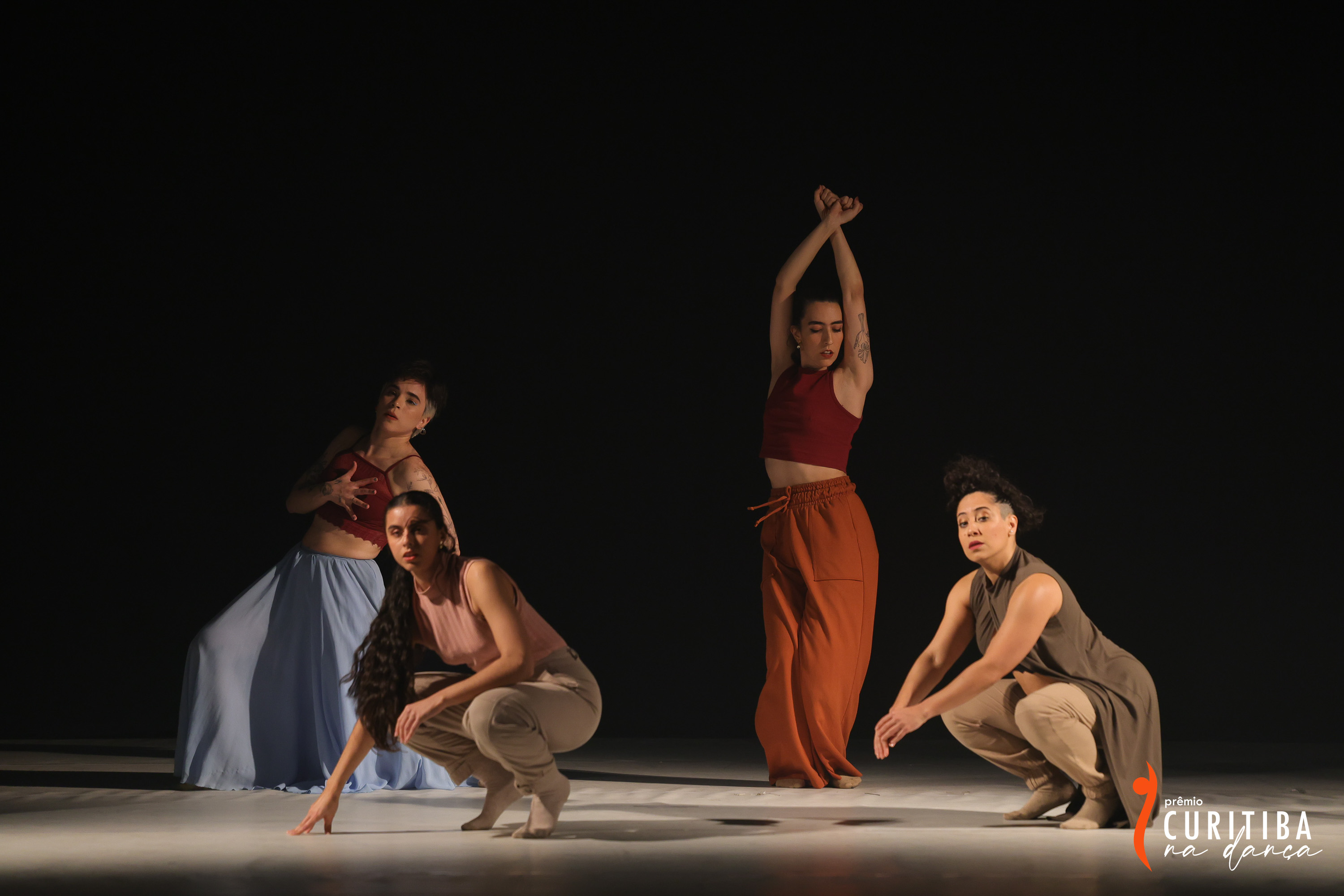 Antes e após cada sessão, haverá uma conversa sobre a linguagem da dança contemporânea e os processos criativos da obra