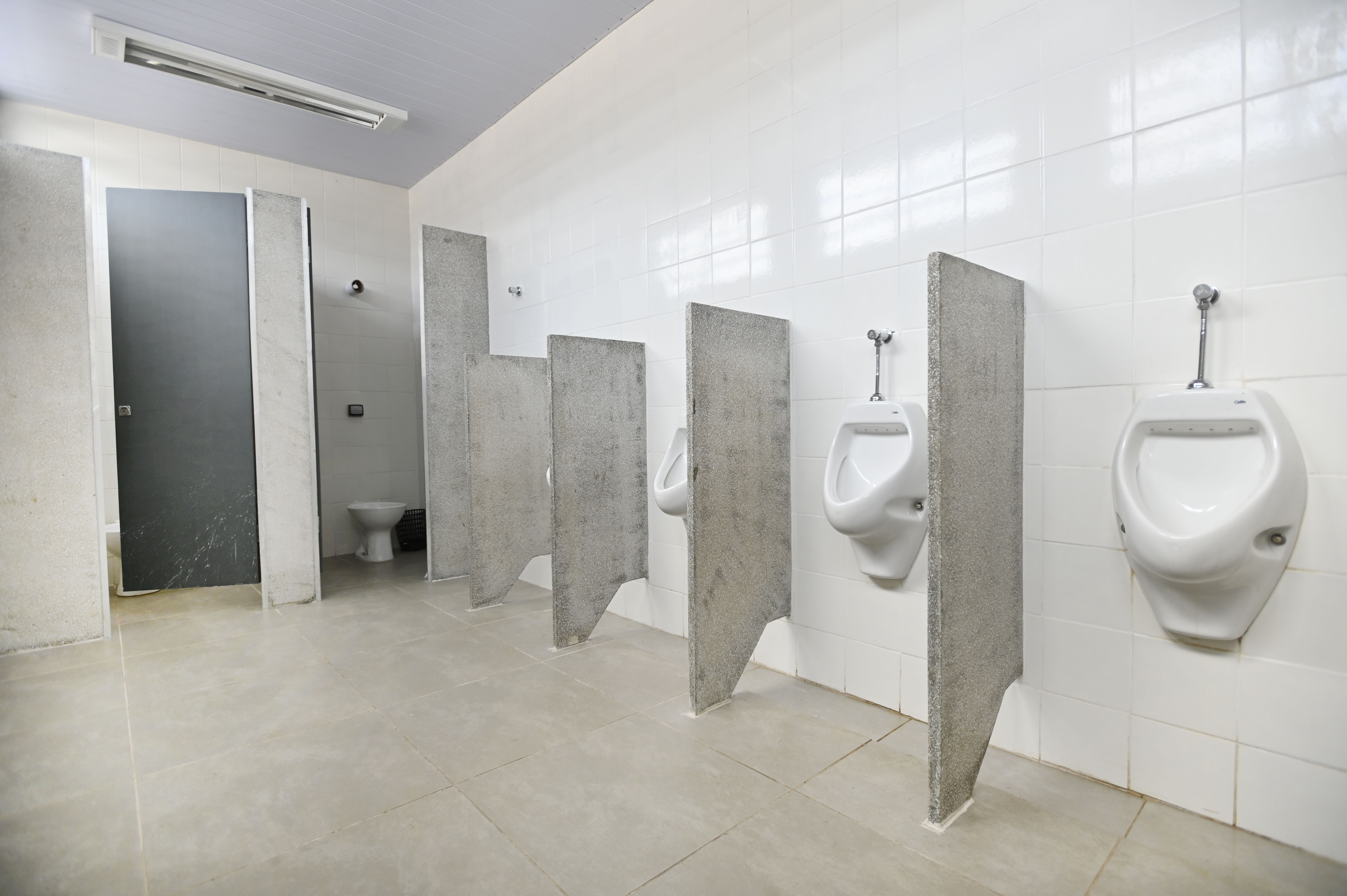 Banheiros no Mercadão receberam hidráulica, iluminação, piso, peças sanitárias e revestimento novos