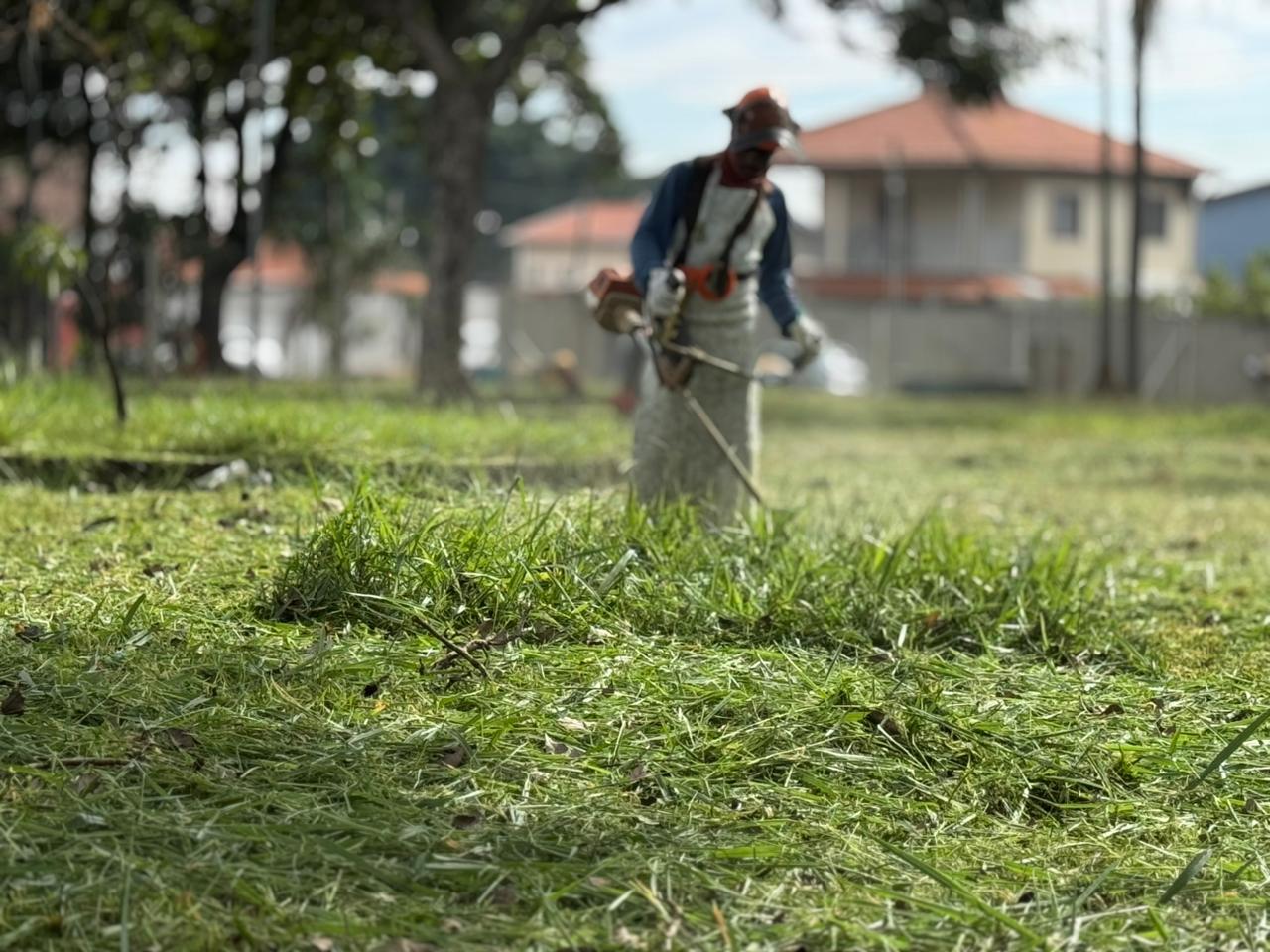 Na rua Alberto Bosco, também em Nova Aparecida, a manutenção da praça incluiu a roçagem do mato
