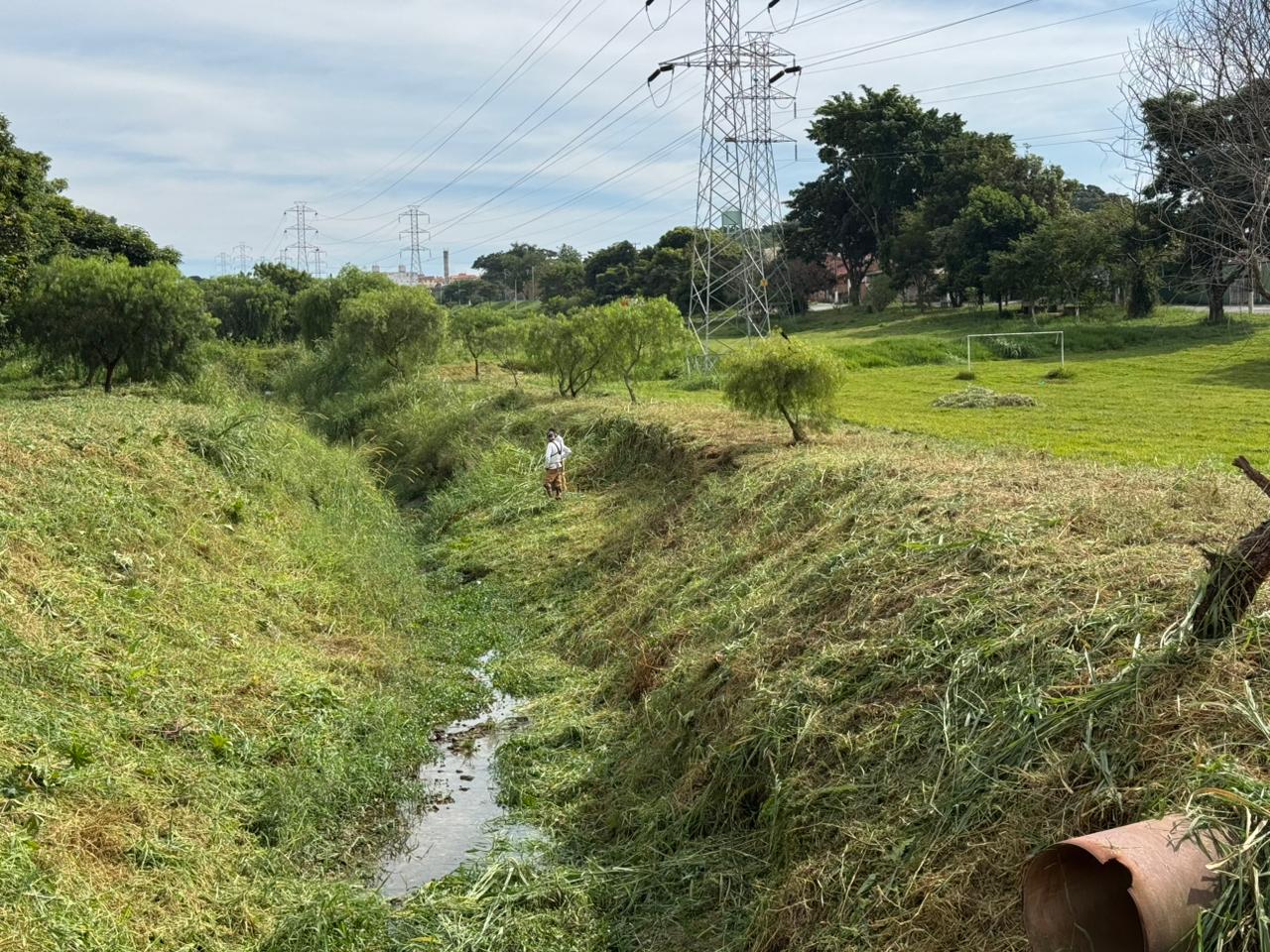 Na rua Papa São Nicolau, na Nova Aparecida, foram roçadas as margens do córrego
