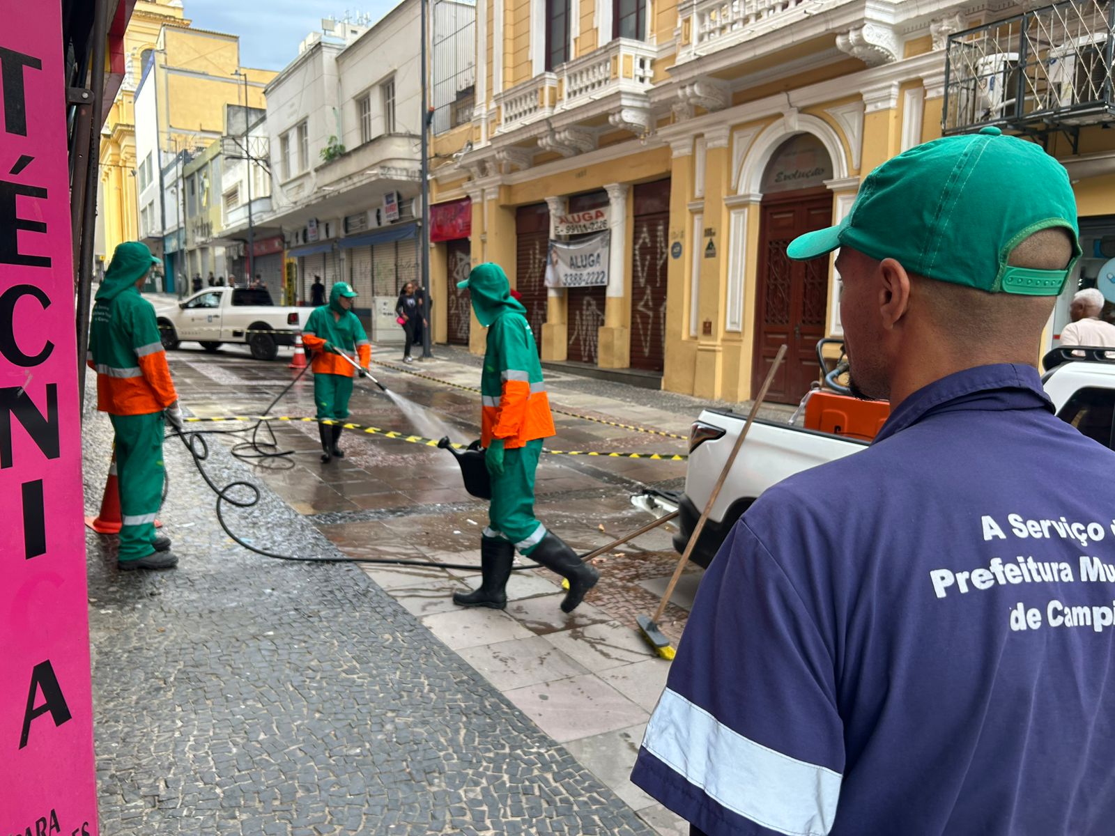 Lavagem na região central, com água e produtos desengordurante e desinfetante, é contínua