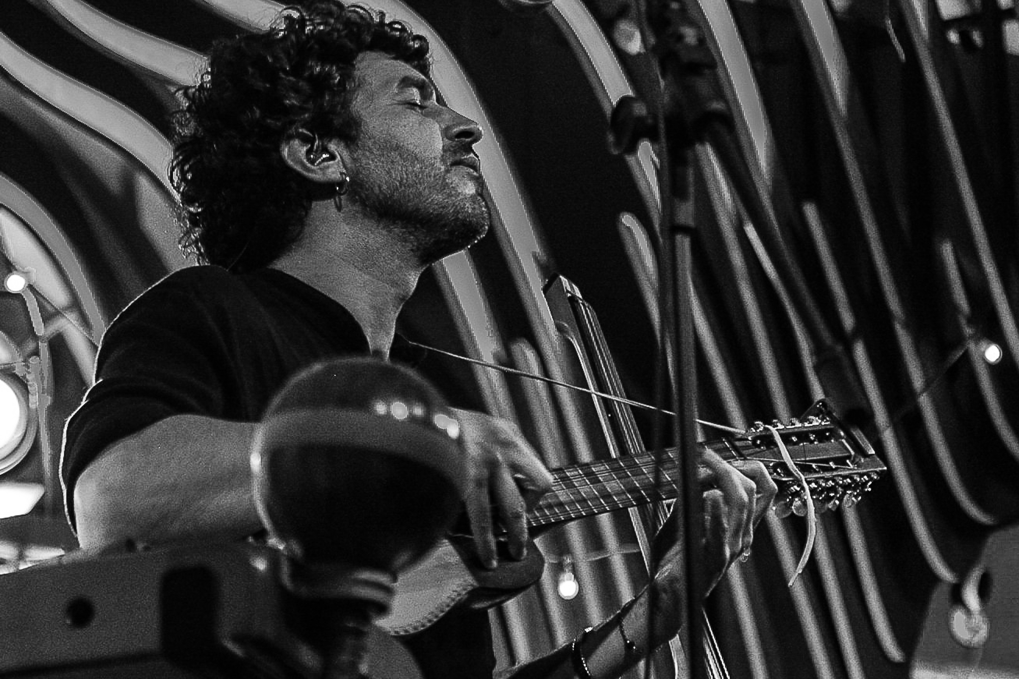 Multi-instrumentista, compositor e produtor argentino Facundo Salgado executa o projeto Rumbo Tumba