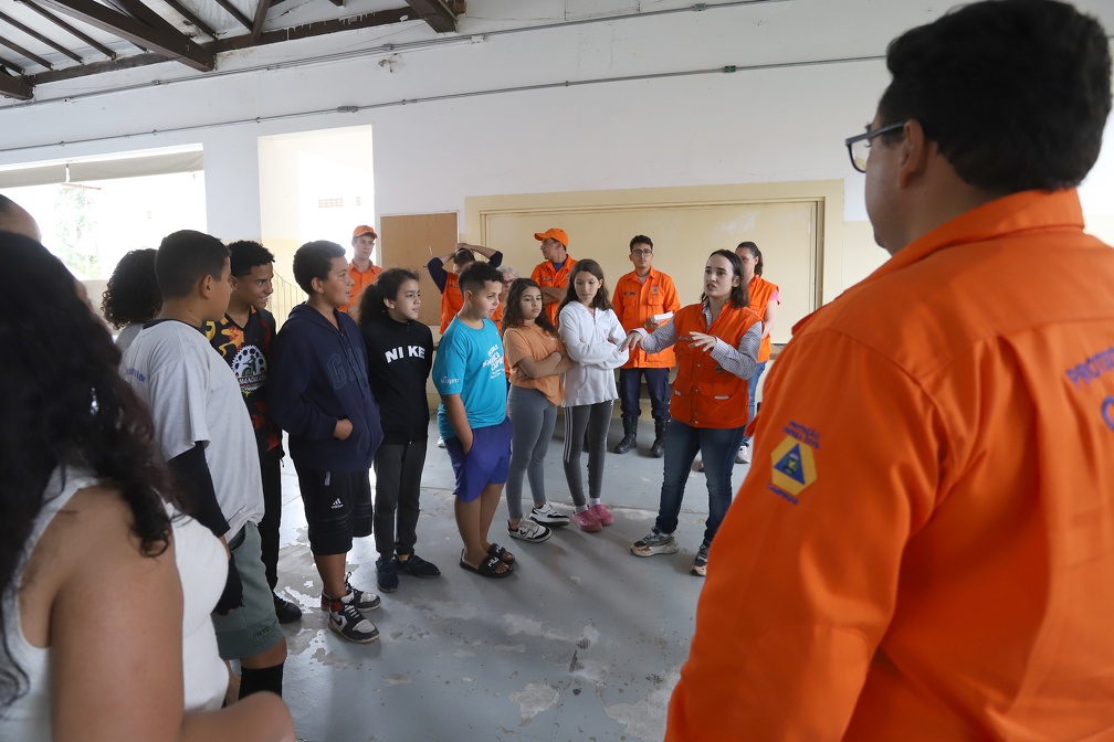 Agentes da Defesa Civil participaram do evento com orientações para os estudantes