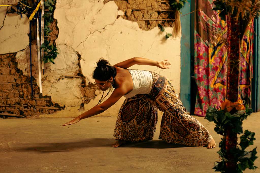 A atividade utiliza elementos do método BPI (Bailarino-Pesquisador-Intérprete), estimulando a percepção do movimento por meio das emoções