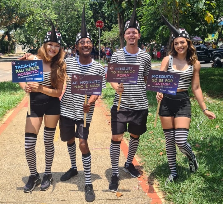 Os "mosquitos da dengue" estarão nos blocos mostrando placas com oito mensagens divertidas para conscientizar os foliões