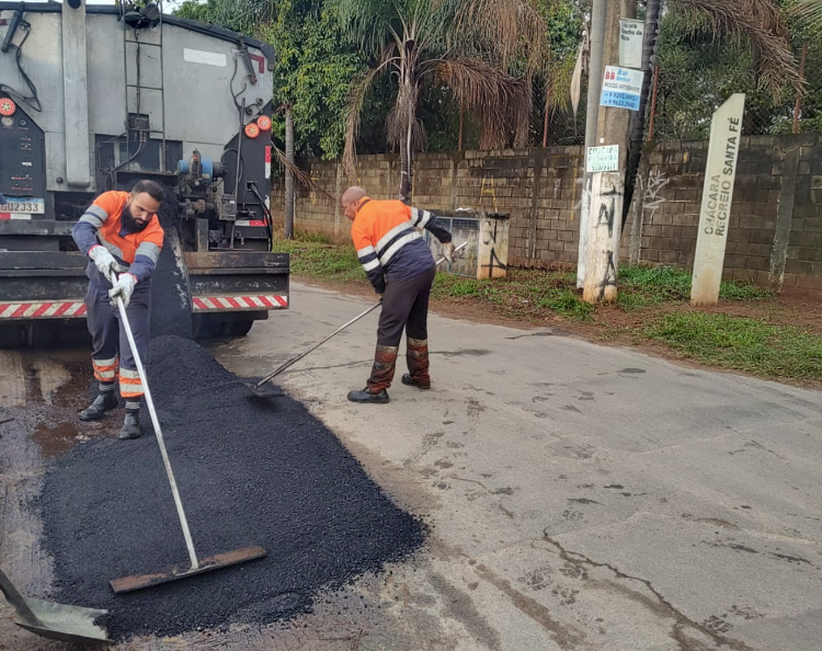 Equipes realizam manutenção no bairro Chácaras Recreio Santa Fé