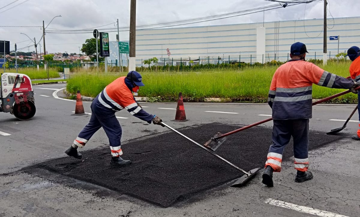 No Jardim Santa Genebra, trabalhadores realizaram operação tapa-buraco