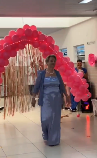 Participaram cabeleireiros e maquiadores voluntários, enfermeiros, recepcionistas e demais funcionários 