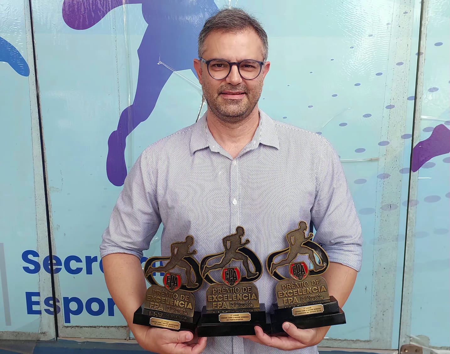 Secretário de Esporte e Lazer, Fernando Vanin, com a premiação de Campinas: reconhecimento da força das corridas de rua