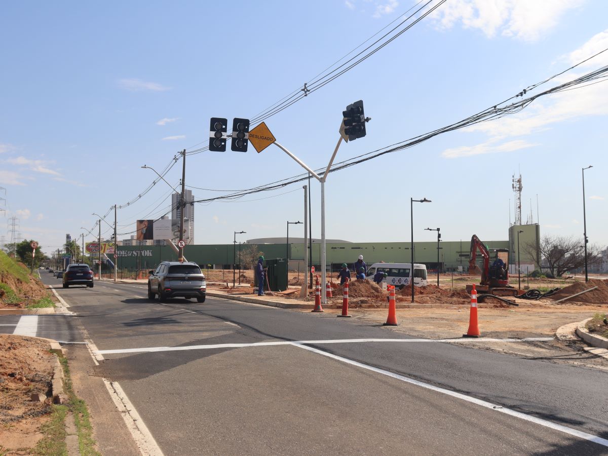 A semaforização vai ampliar a segurança de quem trafega pela região em obras