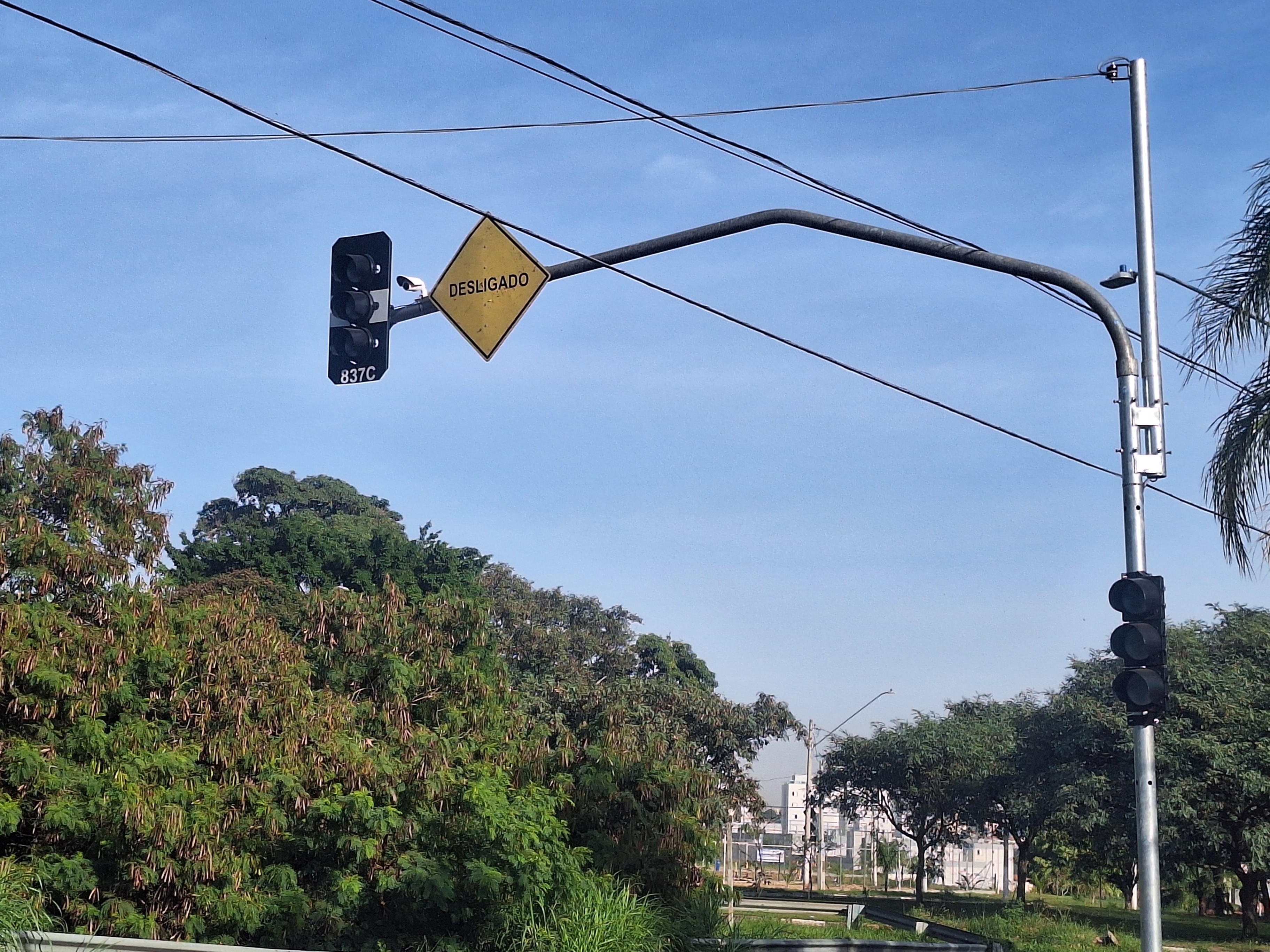 Semáforos contam com câmeras que detectam o fluxo veicular e priorizam o fluxo na via com maior demanda