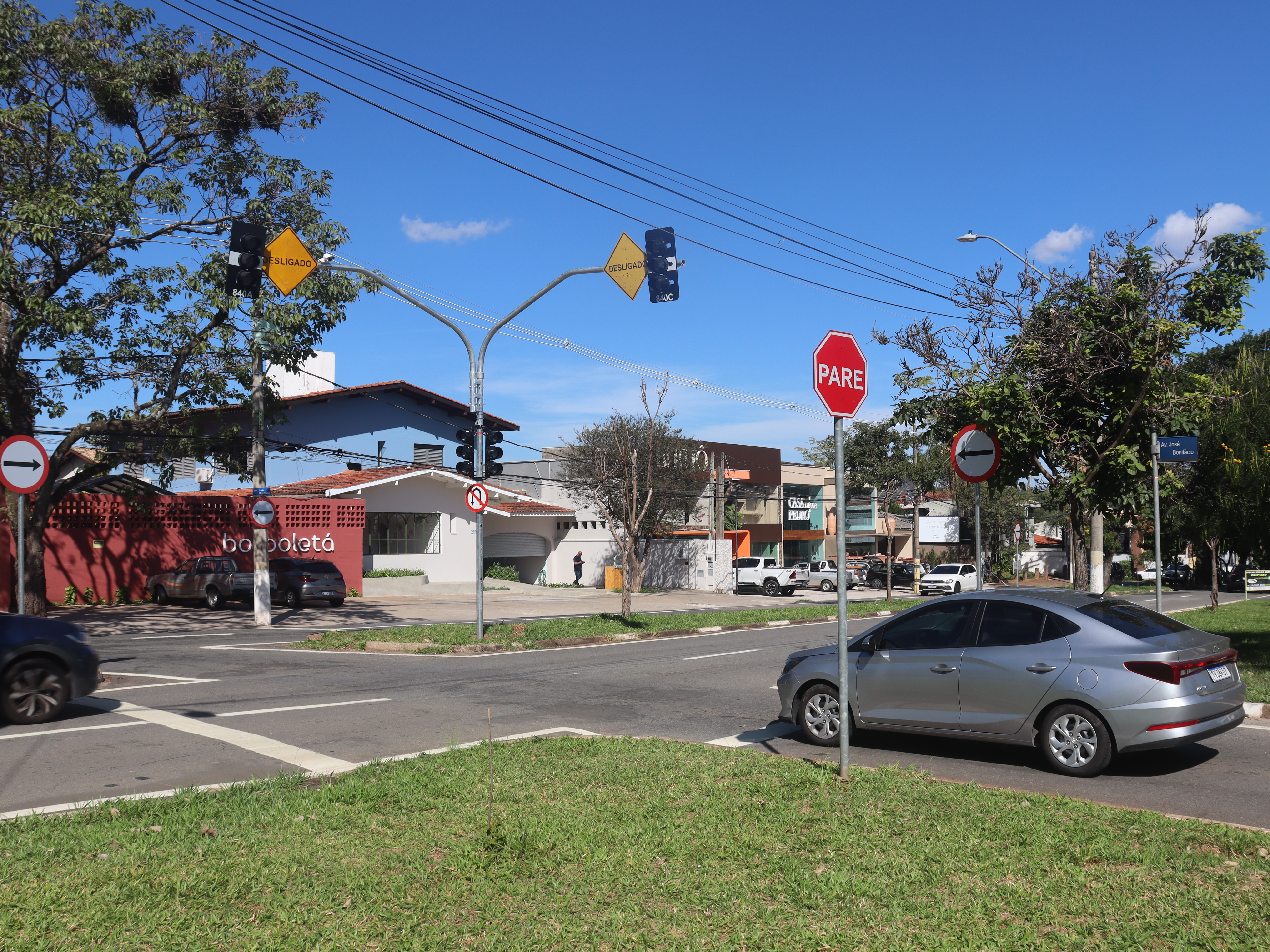 Os semáforos contam com câmeras que detectam o fluxo dos veículos, ajustando o tempo de cada fase a partir da demanda 