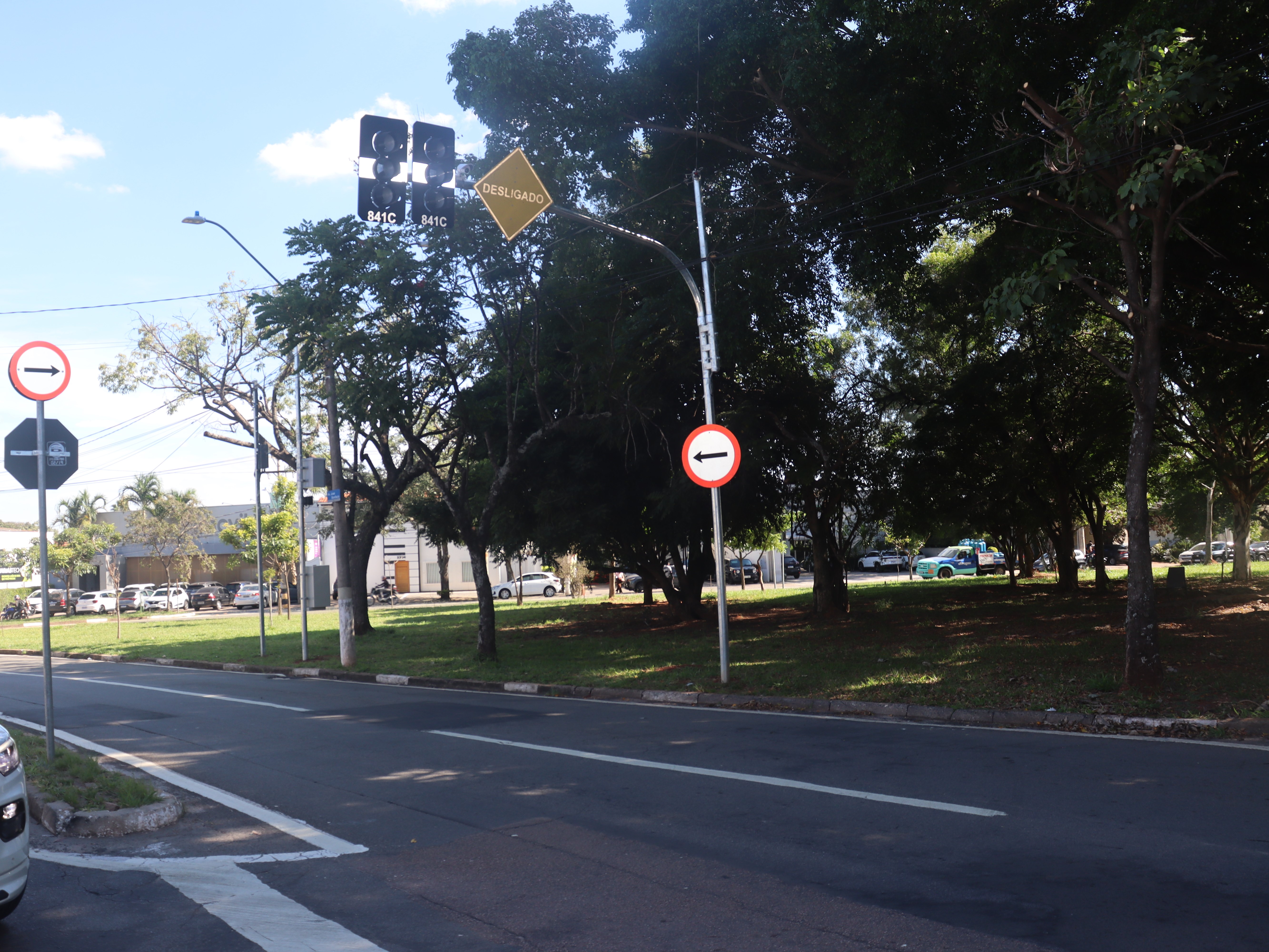 Novos semáforos ampliam a segurança no acesso à rua Odila Camargo