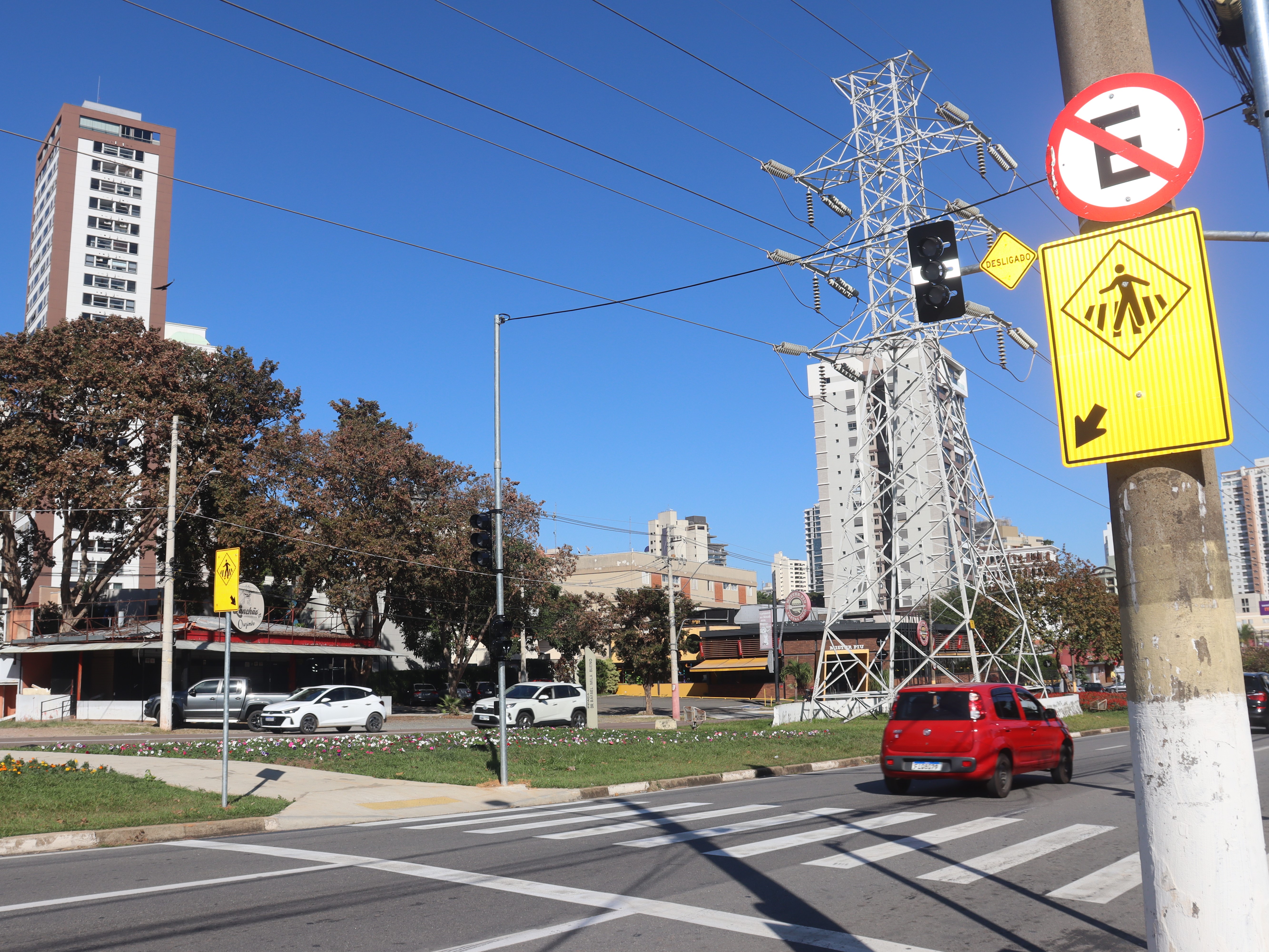 Equipamento vai dar mais segurança para a transposição da avenida Orosimbo Maia, pela qual circulam diariamente aproximadamente 27 mil veículos