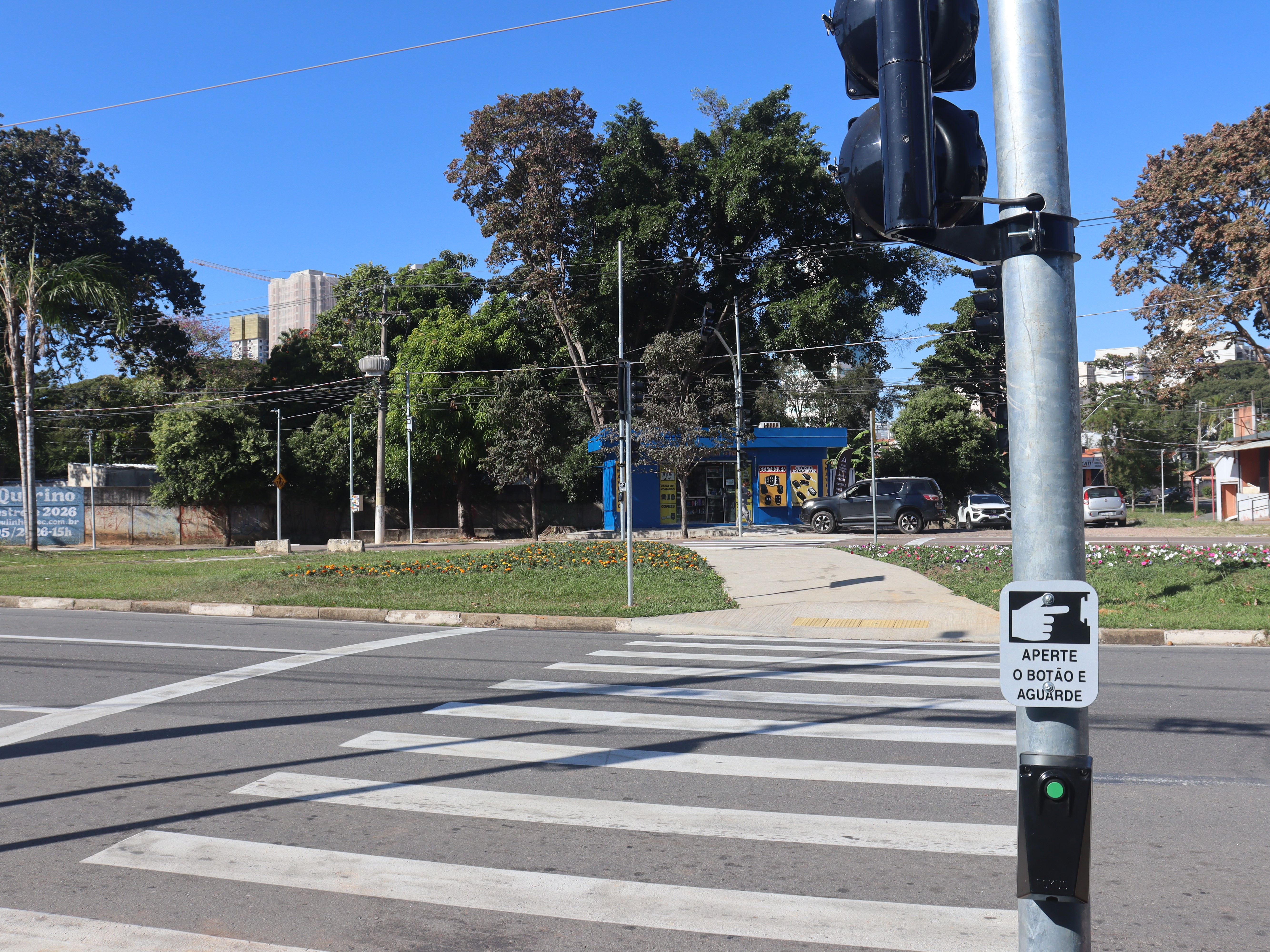 Travessia de pedestres é viabilizada a partir do acionamento das botoeiras