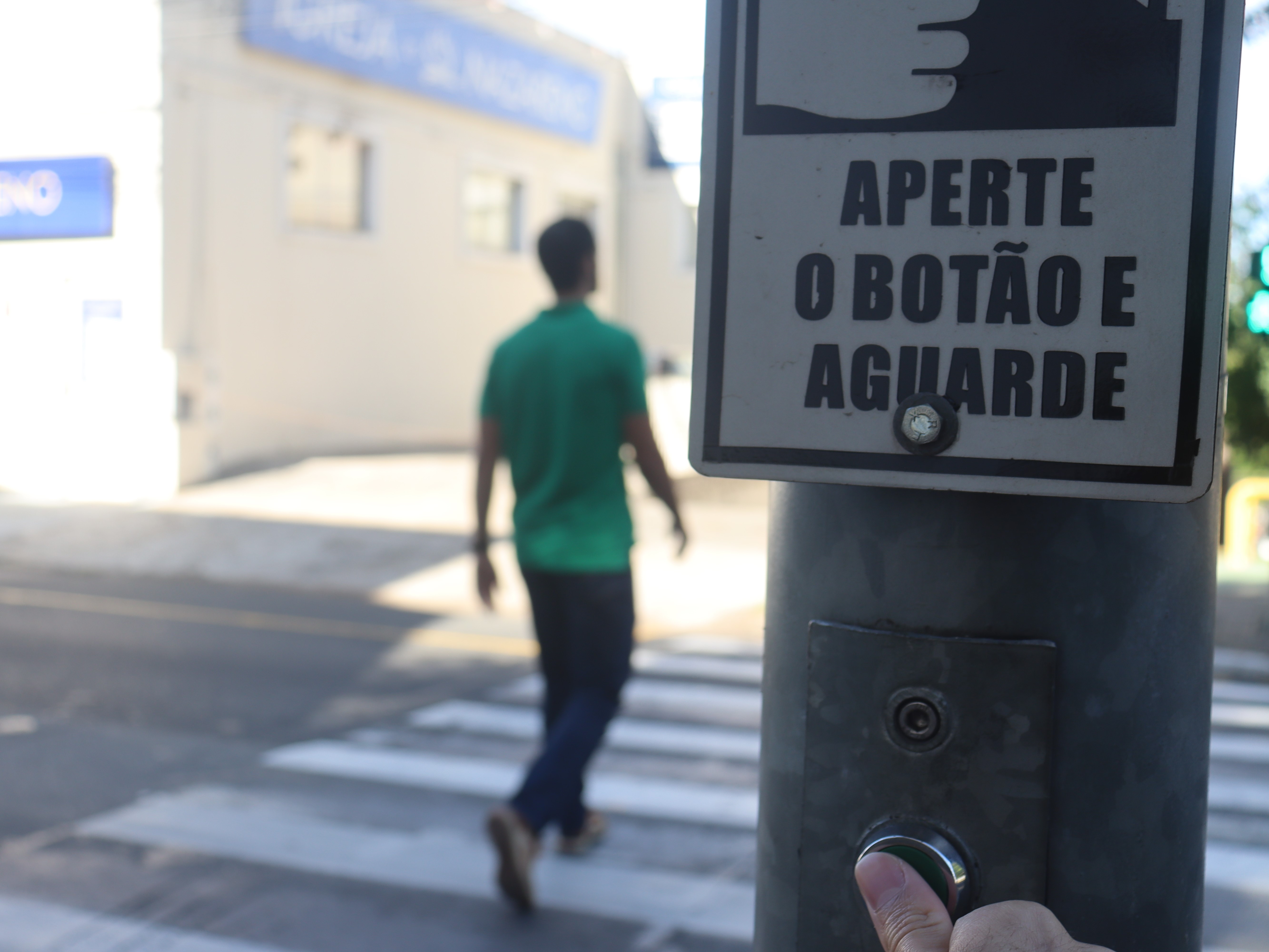 A botoeira não promove a abertura imediata do semáforo, registra a solicitação e incorpora ao ciclo de funcionamento 