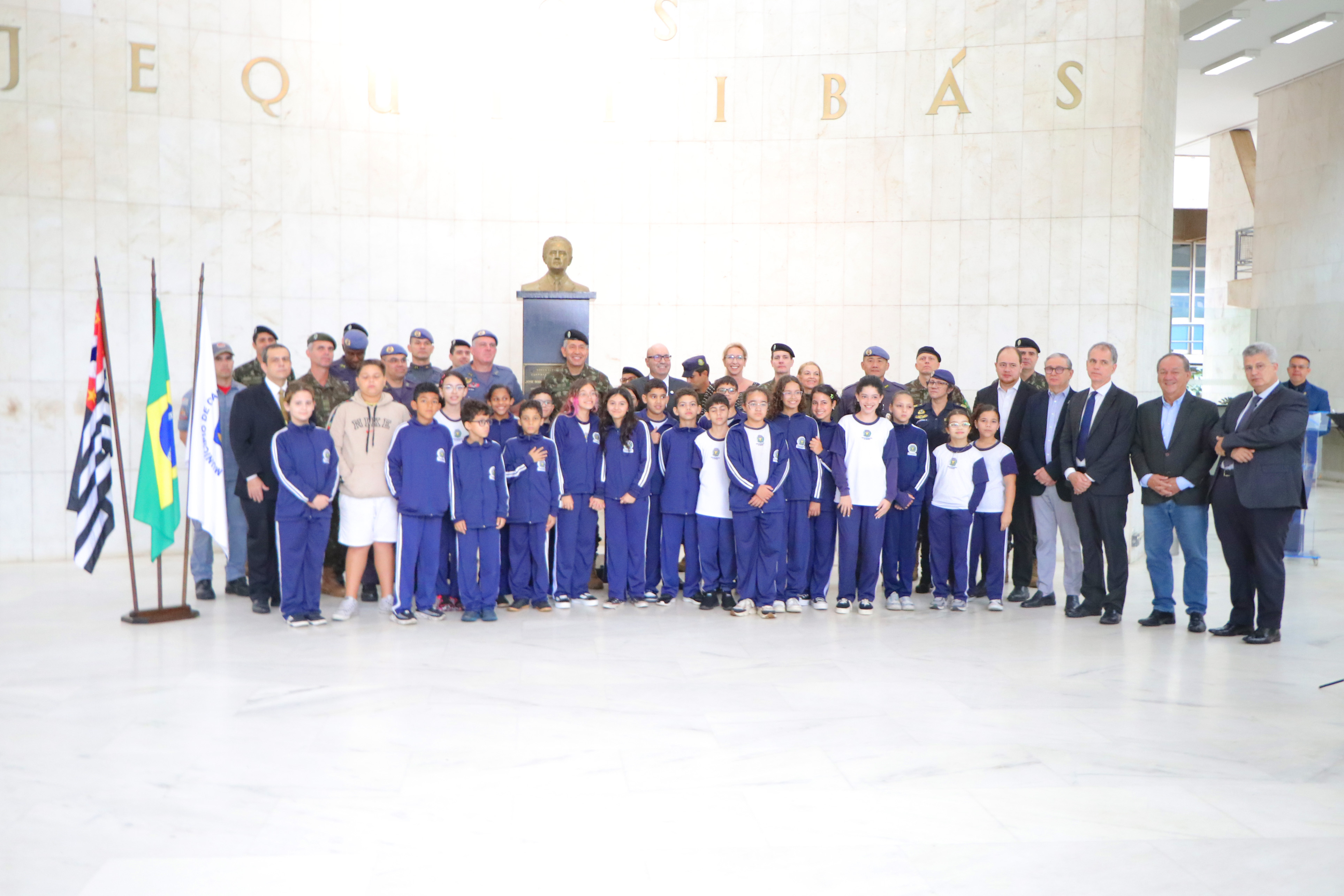 Evento reuniu autoridades municipais, representantes de diferentes instituições militares, e alunos de escolas municipais