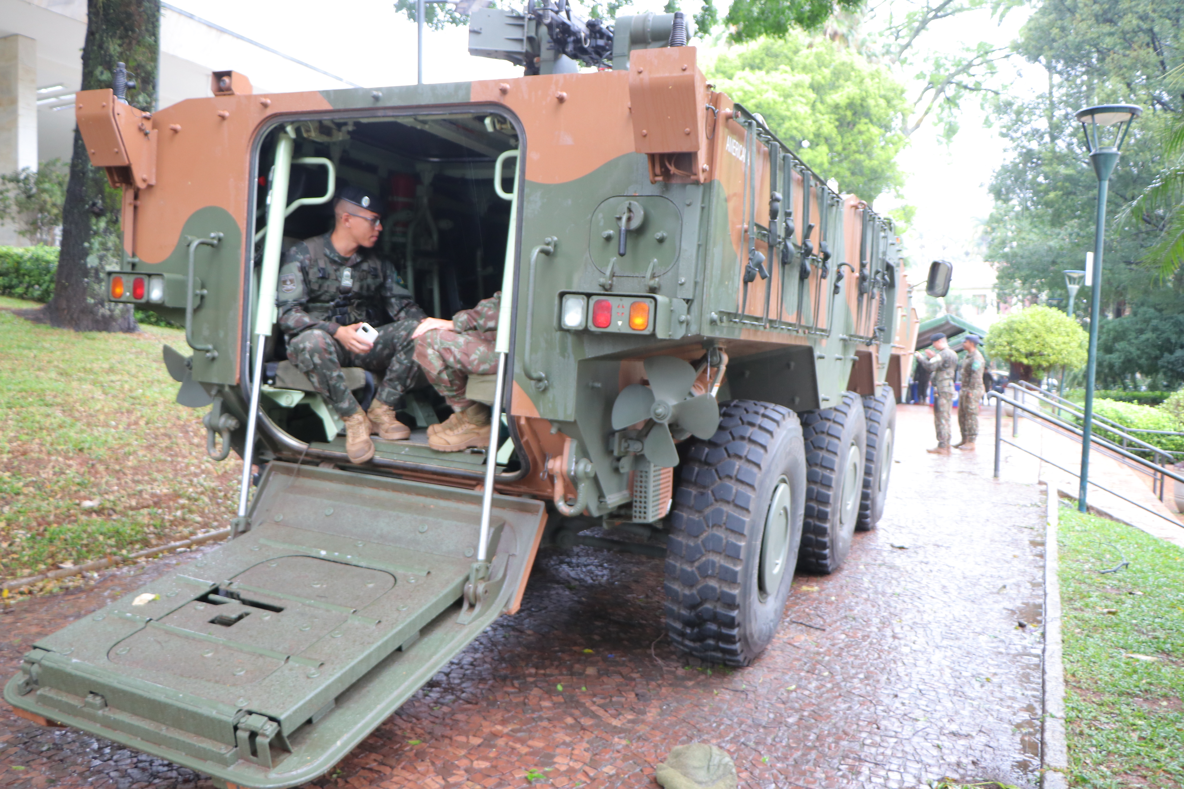 Exército faz demonstração de seus veículos no arruamento do Paço Municipal