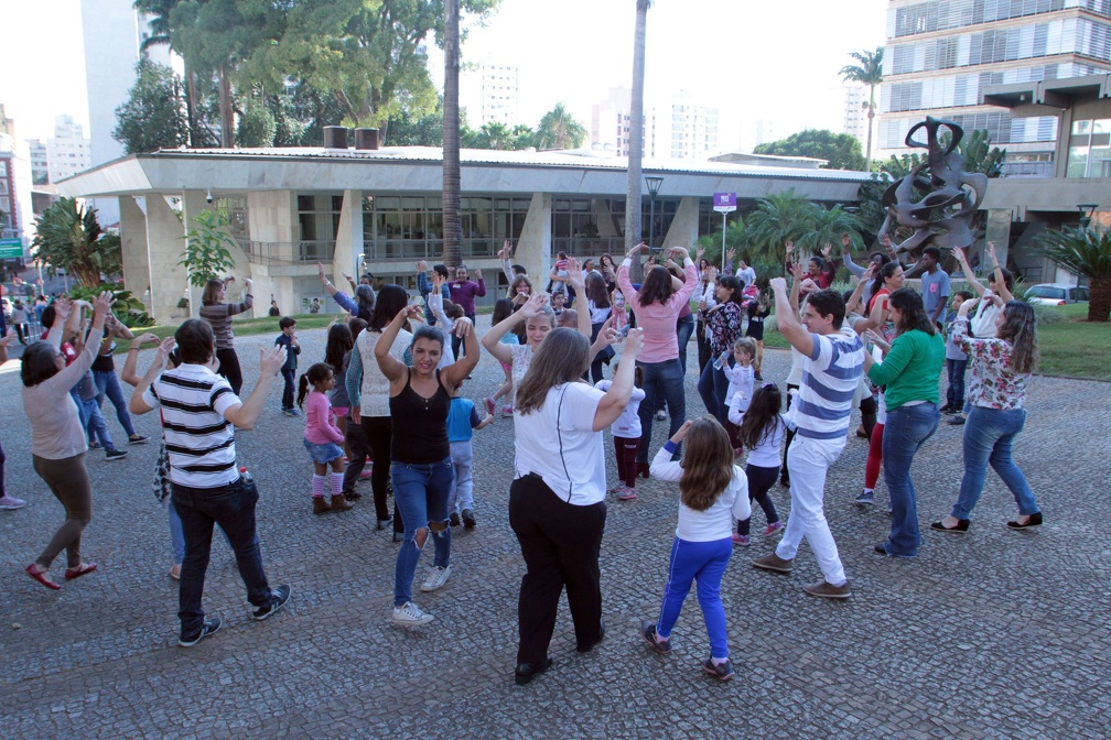 Brincar deve ser estimulado entre crianças e adultos de todas as idades, promovendo convivência intergeracional, fortalecimento de vínculos e bem-estar coletivo