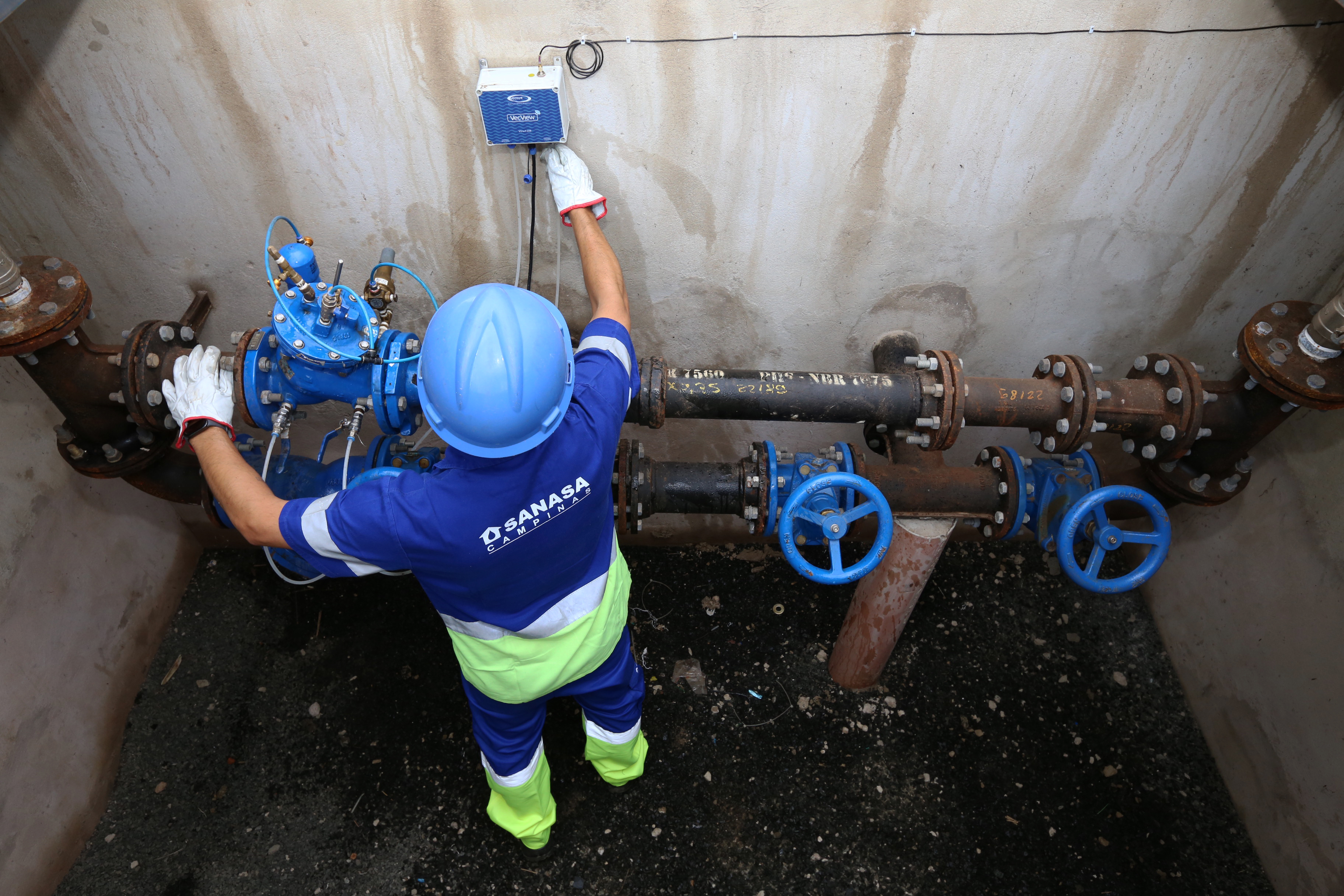 A troca de 500 km de tubulações antigas nos últimos cinco anos também colaborou para reduzir a perda de água por vazamentos