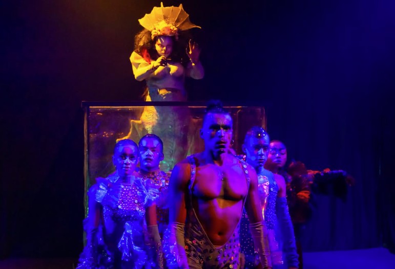Espetáculo de arte drag conta com teatro de sombras e efeitos visuais