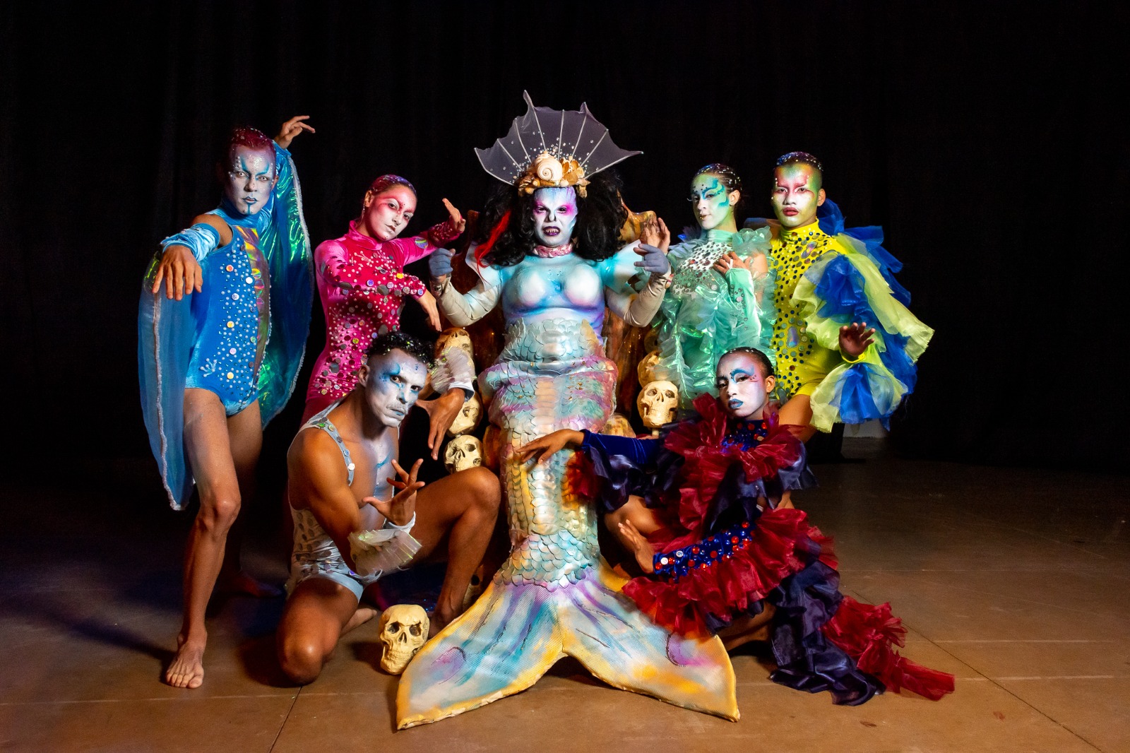 Elenco do espetáculo Sereia sem Mar, idealizado e dirigido por Jaqueline Ramirez. A montagem encerra a programação do II Festival de Arte Drag de Campinas nos dias 8 e 9 de agosto, no Teatro Castro Mendes.