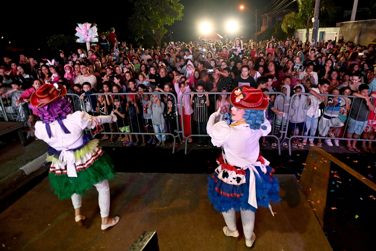 Crianças e famílias aproveitaram o espetáculo nesta quinta-feira, no Jd. Fernanda