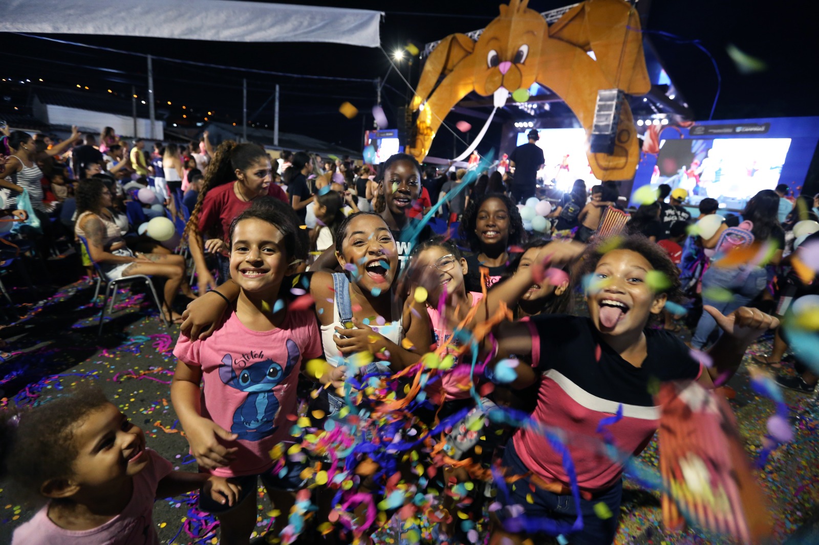 Crianças se encantaram com personagens temáticos que fazem alusão à data