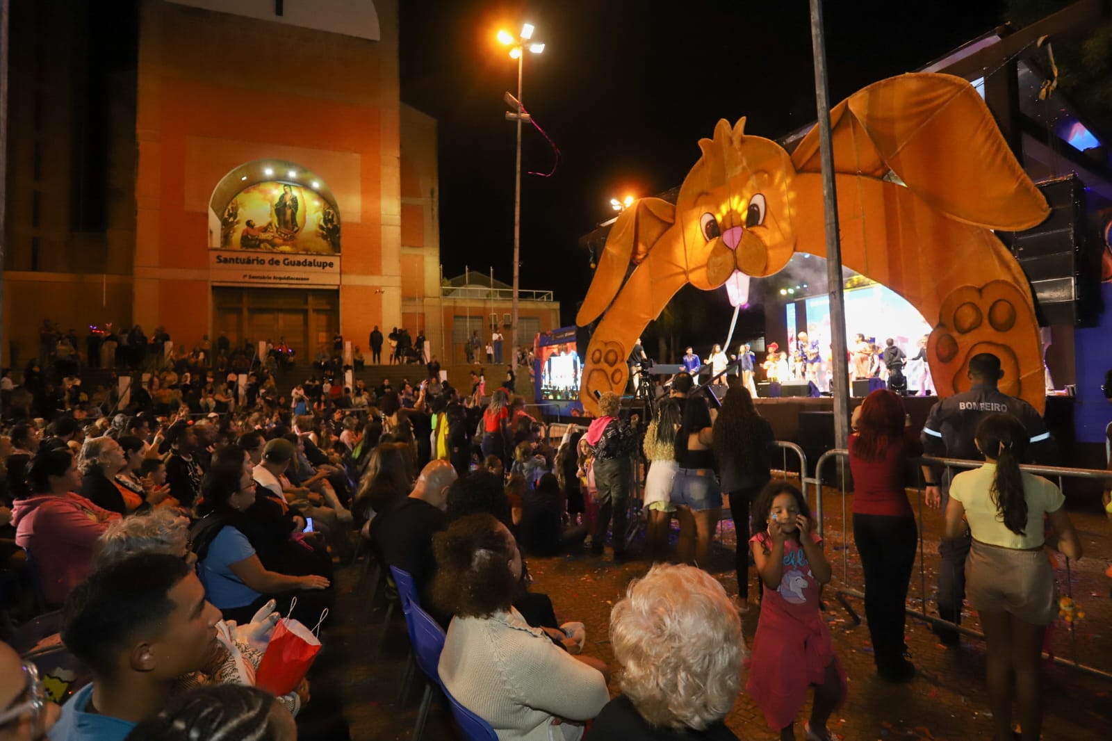 Centenas de pessoas curtiram o show na Vila Castelo Branco