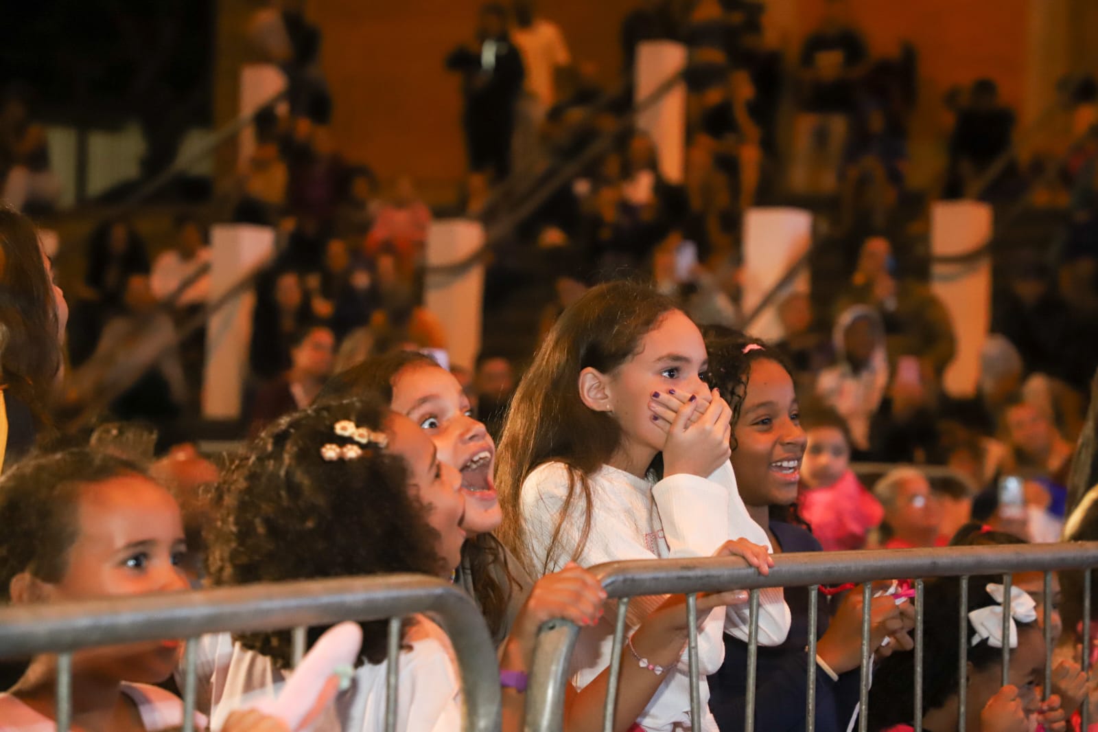 Crianças se emocionaram com personagens como a Xuxa cover e os coelhos de Páscoa