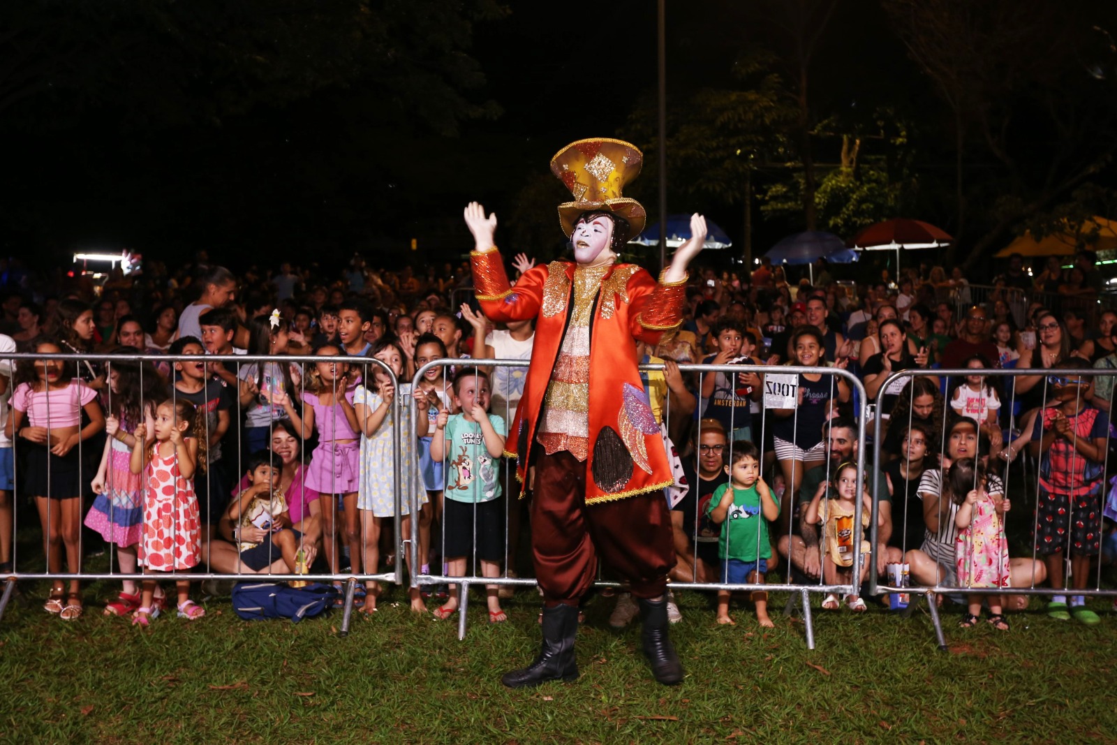 Crianças e famílias puderam aproveitar o espetáculo de música, dança e muita luz