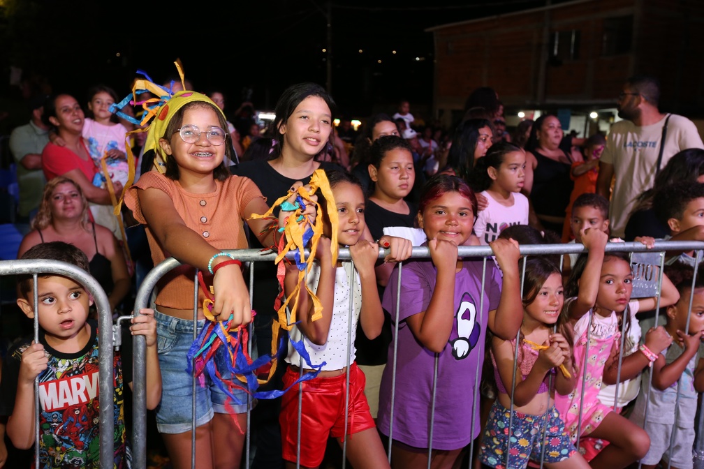 Crianças puderam aproveitar o espetáculo de música, dança e muita luz