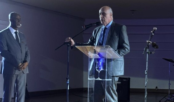 Diretor da Defesa Civil, Sidnei Furtado, recebeu placa comemorativa da Rinem