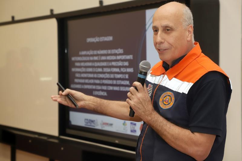 Coordenador da Defesa Civil, Sidnei Furtado, explica o preenchimento dos relatórios