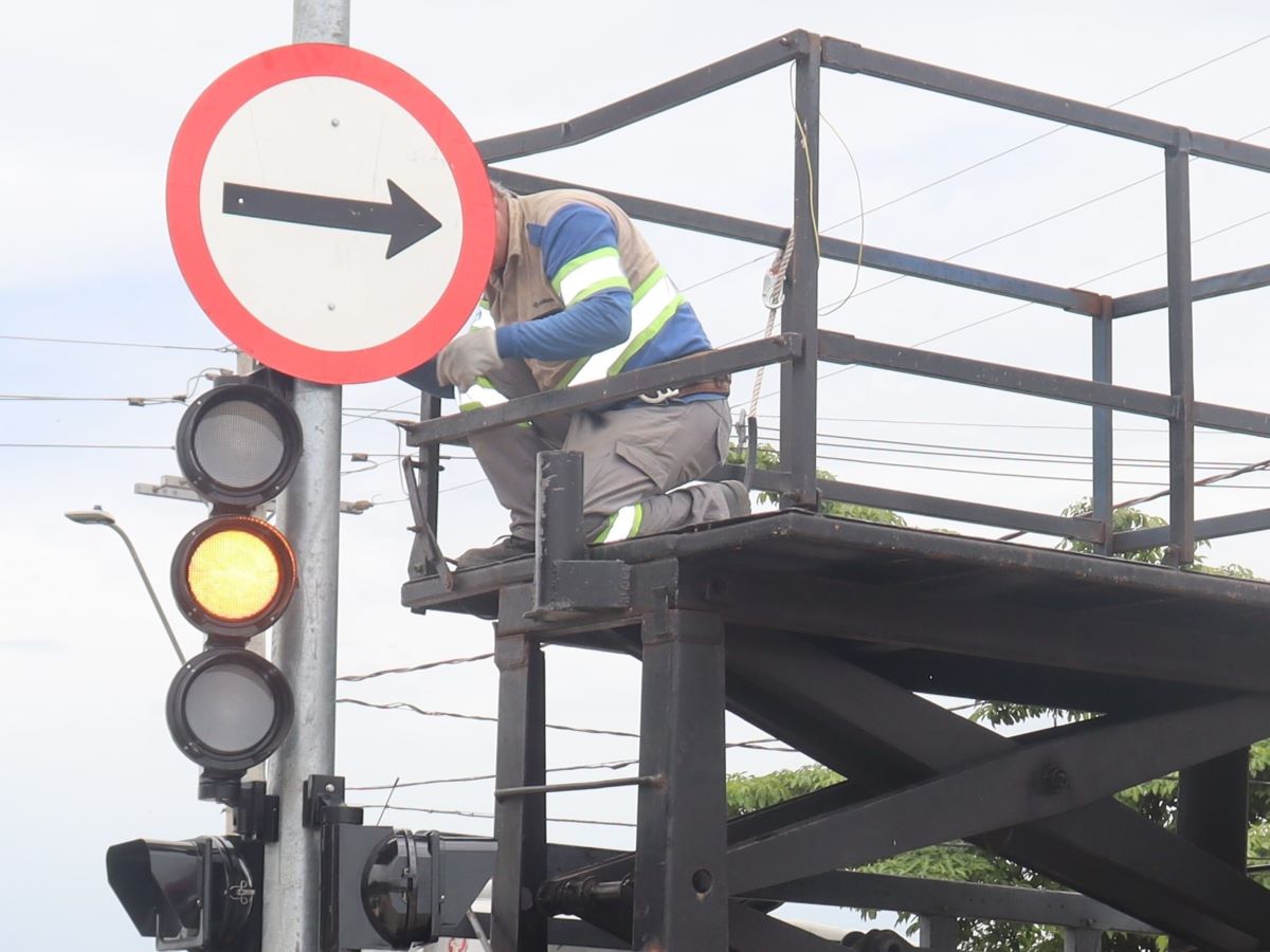 Para garantir a segurança na alteração, a Emdec implanta nova sinalização viária na rua e agentes da Mobilidade Urbana monitoram a circulação