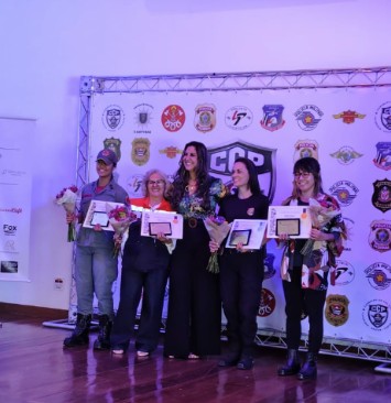 Sueli (com o colete da Defesa Civil) : feliz e honrada pela homenagem recebida 