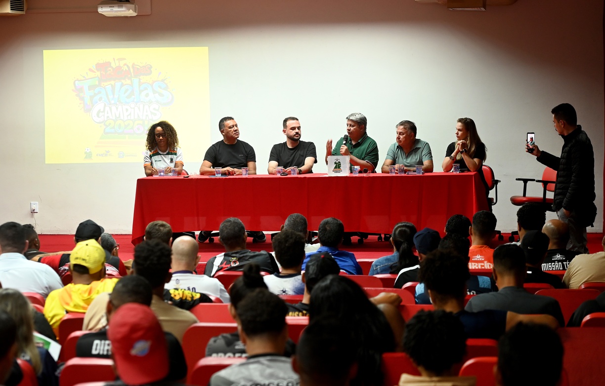 O vice-prefeito Wanderley de Almeida, autoridades e representantes da Taça das Favelas durante o sorteio no Salão Vermelho