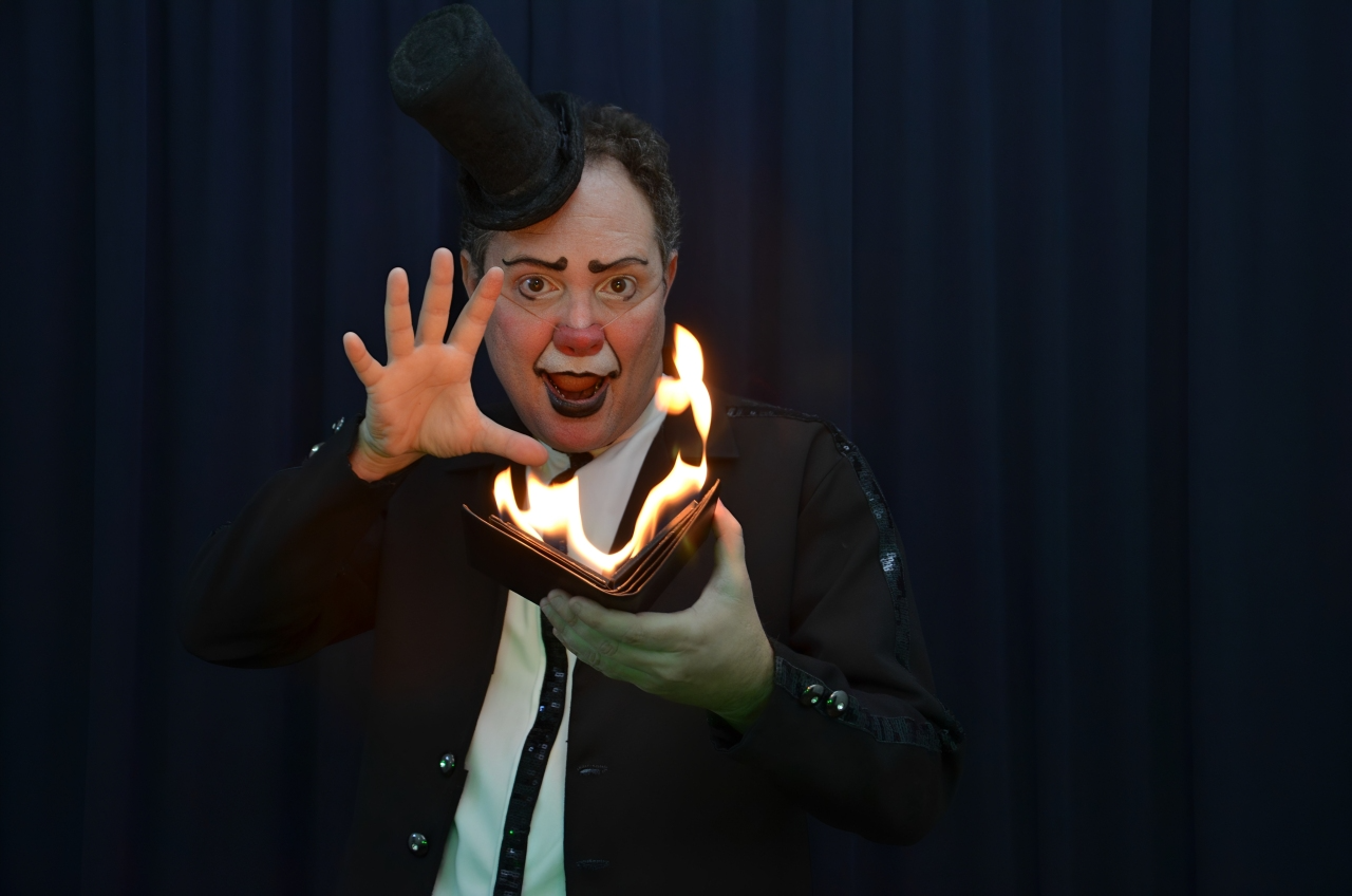 Mágico Palhaço Tachinha apresentará números em sequência, valorizando a diversidade e o dinamismo da cena circense