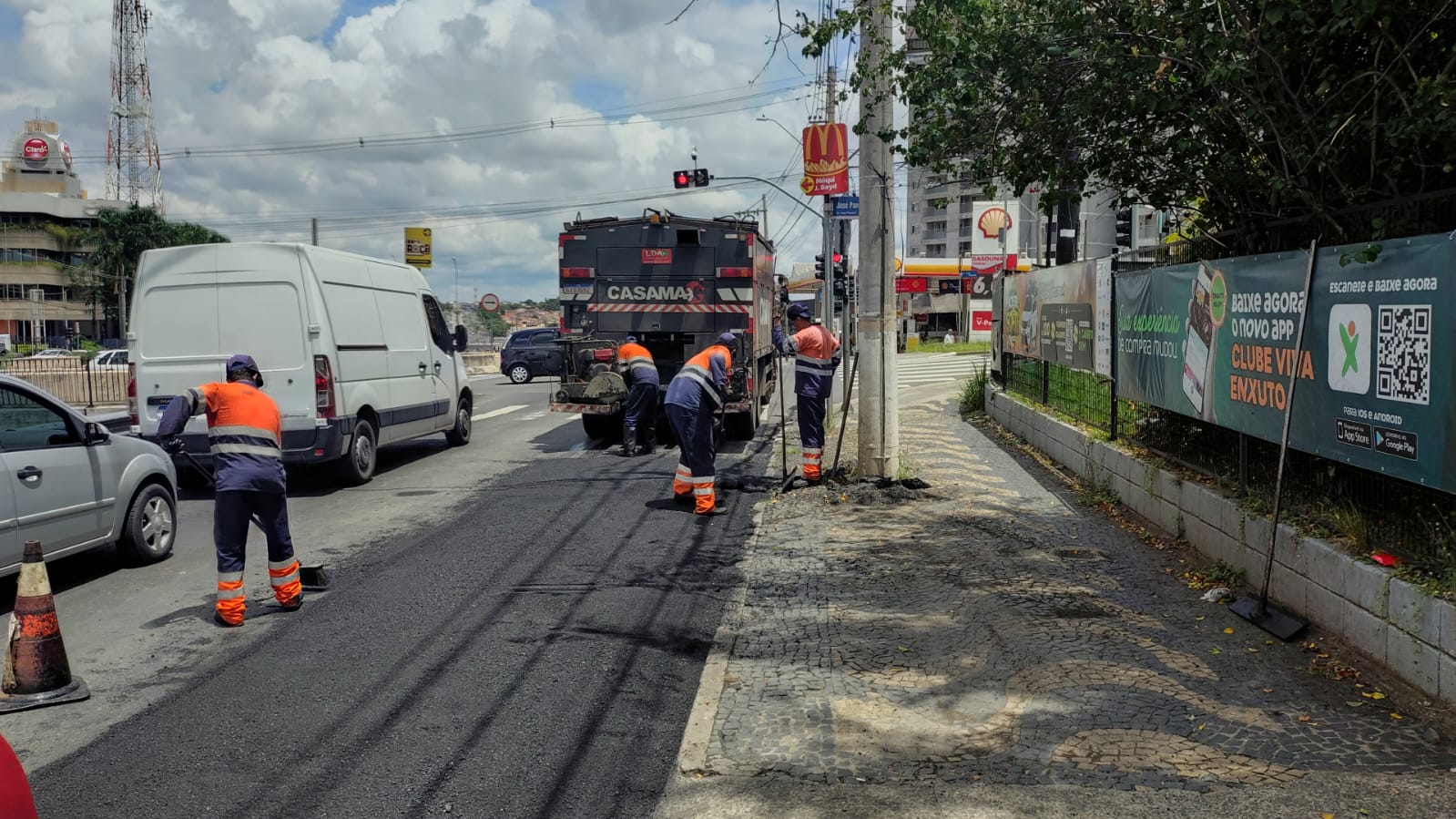 Operação tapa-buracos é essencial na época das chuvas, que danificam o pavimento