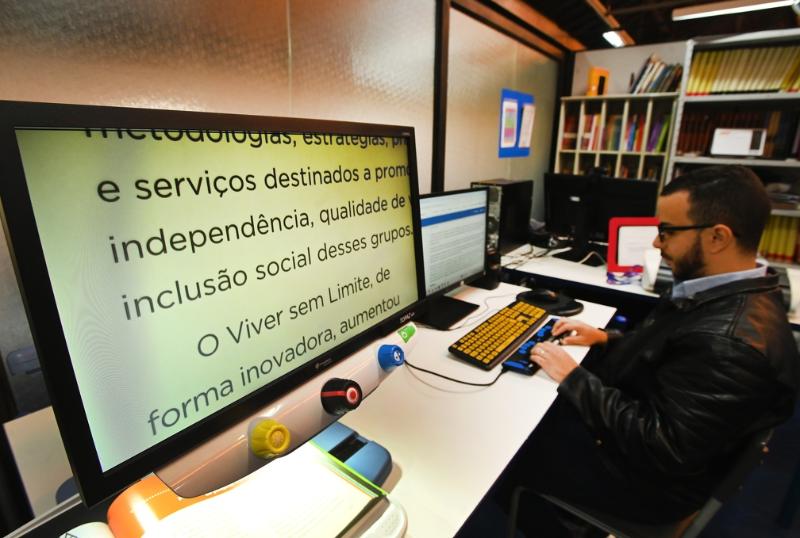 O leitor de mesa amplia textos impressos e facilita a leitura
