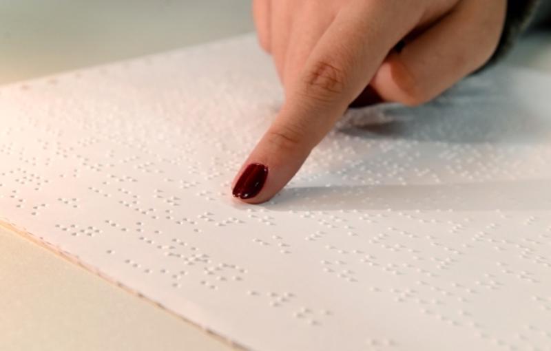 A linha Braile permite a leitura de conteúdos por meio do sistema Braille