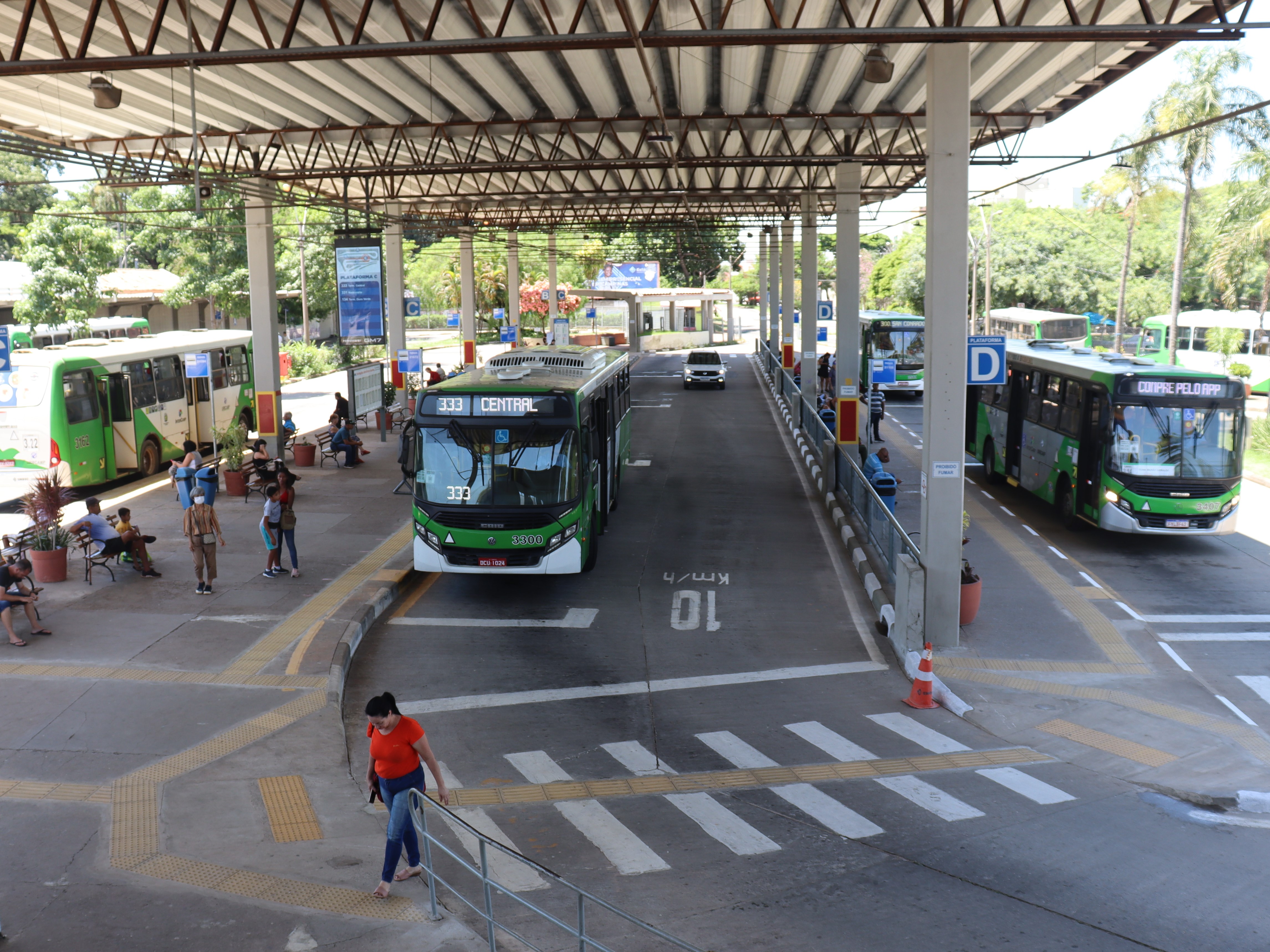 Sete ônibus extras poderão entrar em operação para atender a demanda de usuários no Terminal Barão Geraldo, entre 14h e 21h