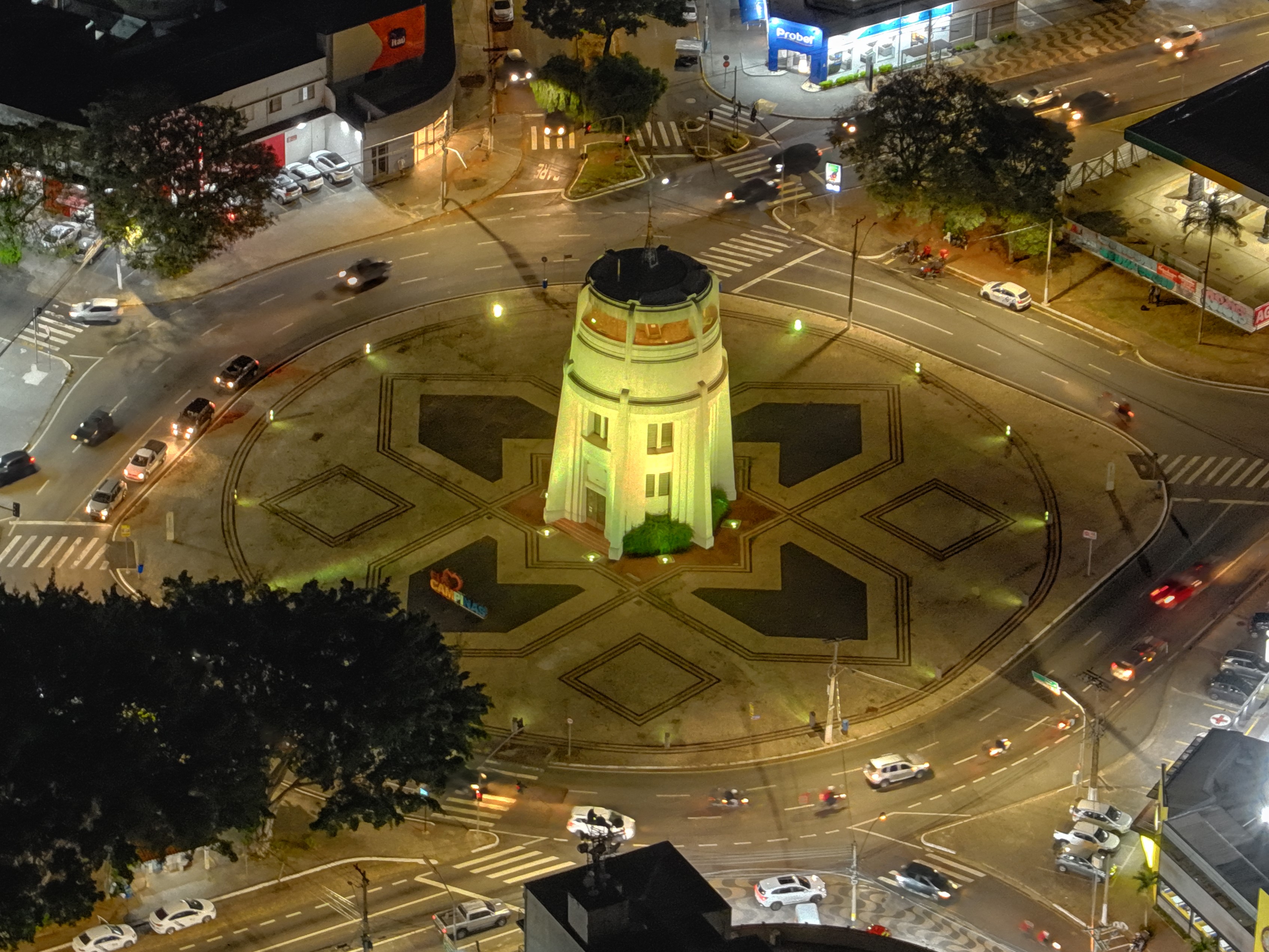 Torre do Castelo, uma das Sete Maravilhas de Campinas, foi iluminada de amarelo durante o mês de maio  