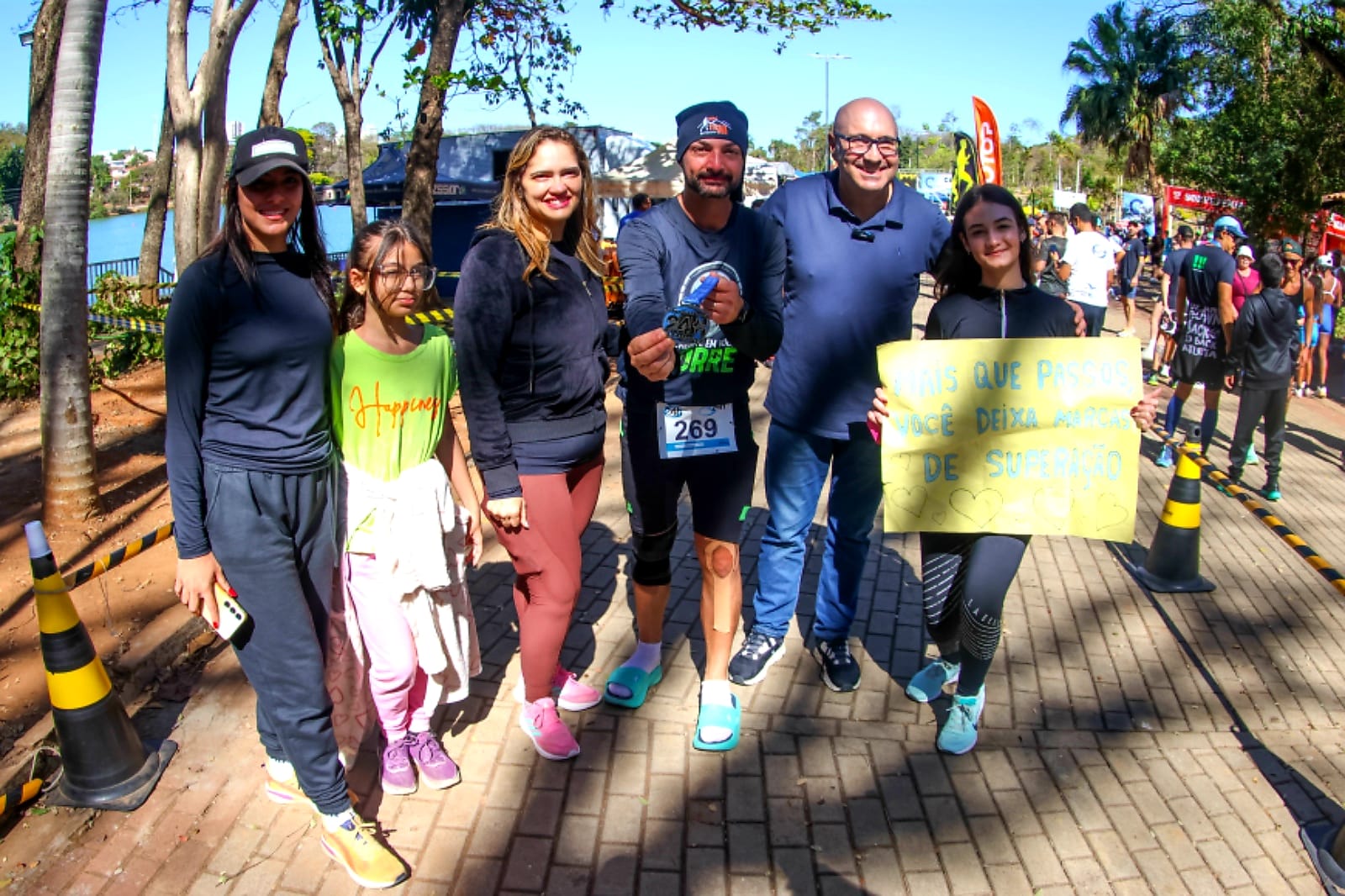 O prefeito Dário Saadi cumprimentou participantes na chegada da Ultramaratona