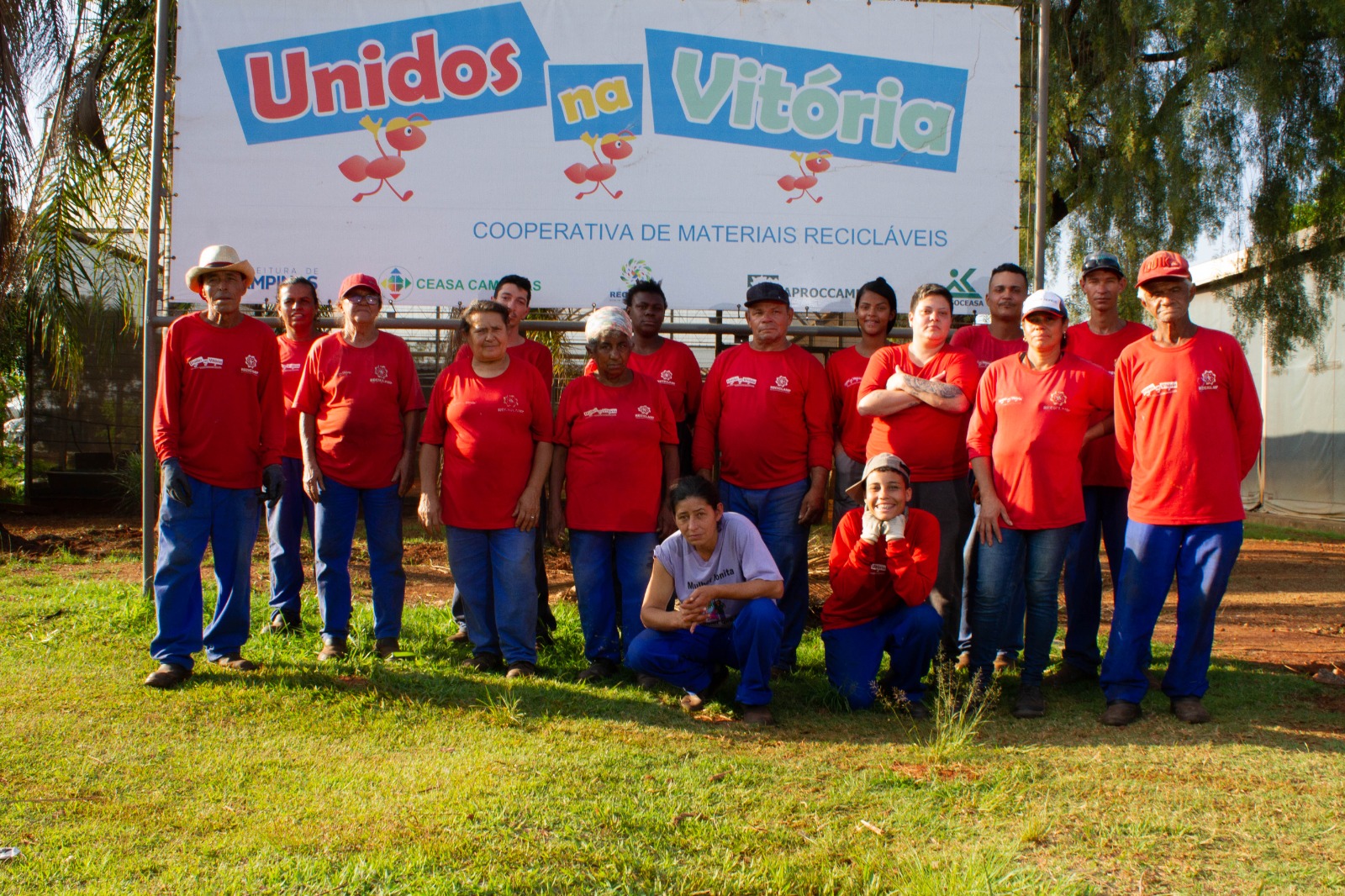 Atualmente, são 25 cooperados envolvidos no trabalho, desde a coleta até a separação e preparação dos materiais para comercialização