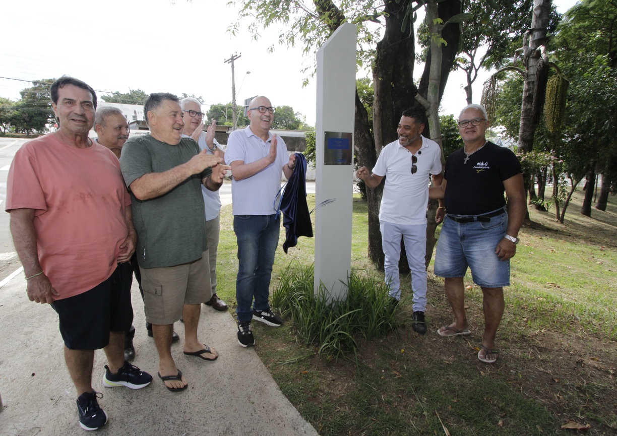 Entrega acompanhada por comerciantes do bairro como o cabeleireiro Márcio (de preto) que tem salão em frente à Praça da Saúva