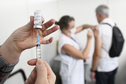 A população poderá aproveitar o funcionamento de 12 centros de saúde neste sábado para se vacinar contra a gripe e atualizar a caderneta de vacinação
